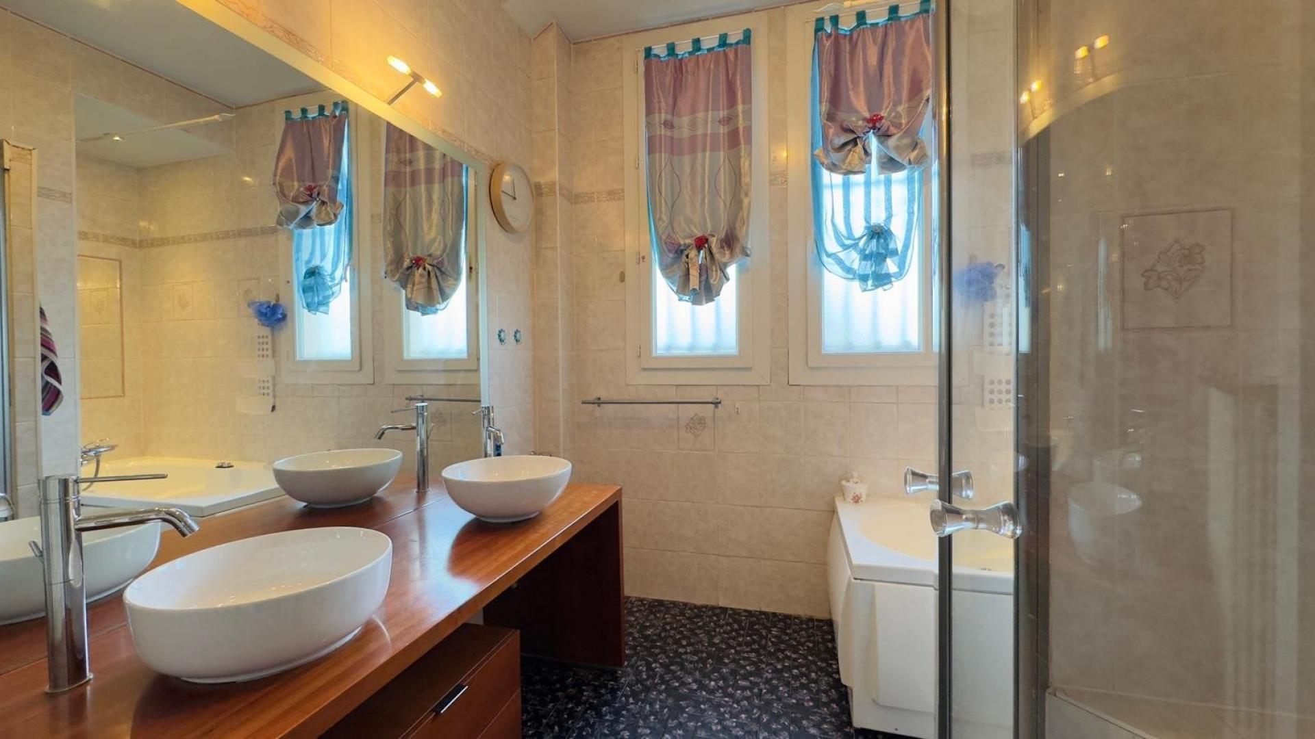 Photo 6 of the listing.