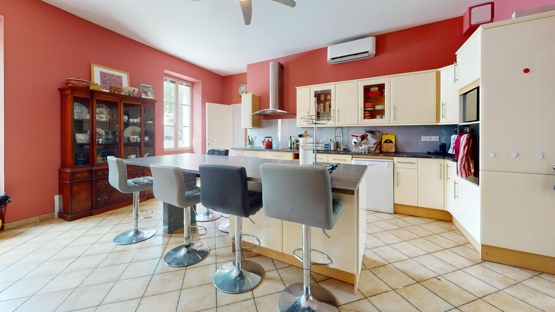 Photo 11 of the listing.