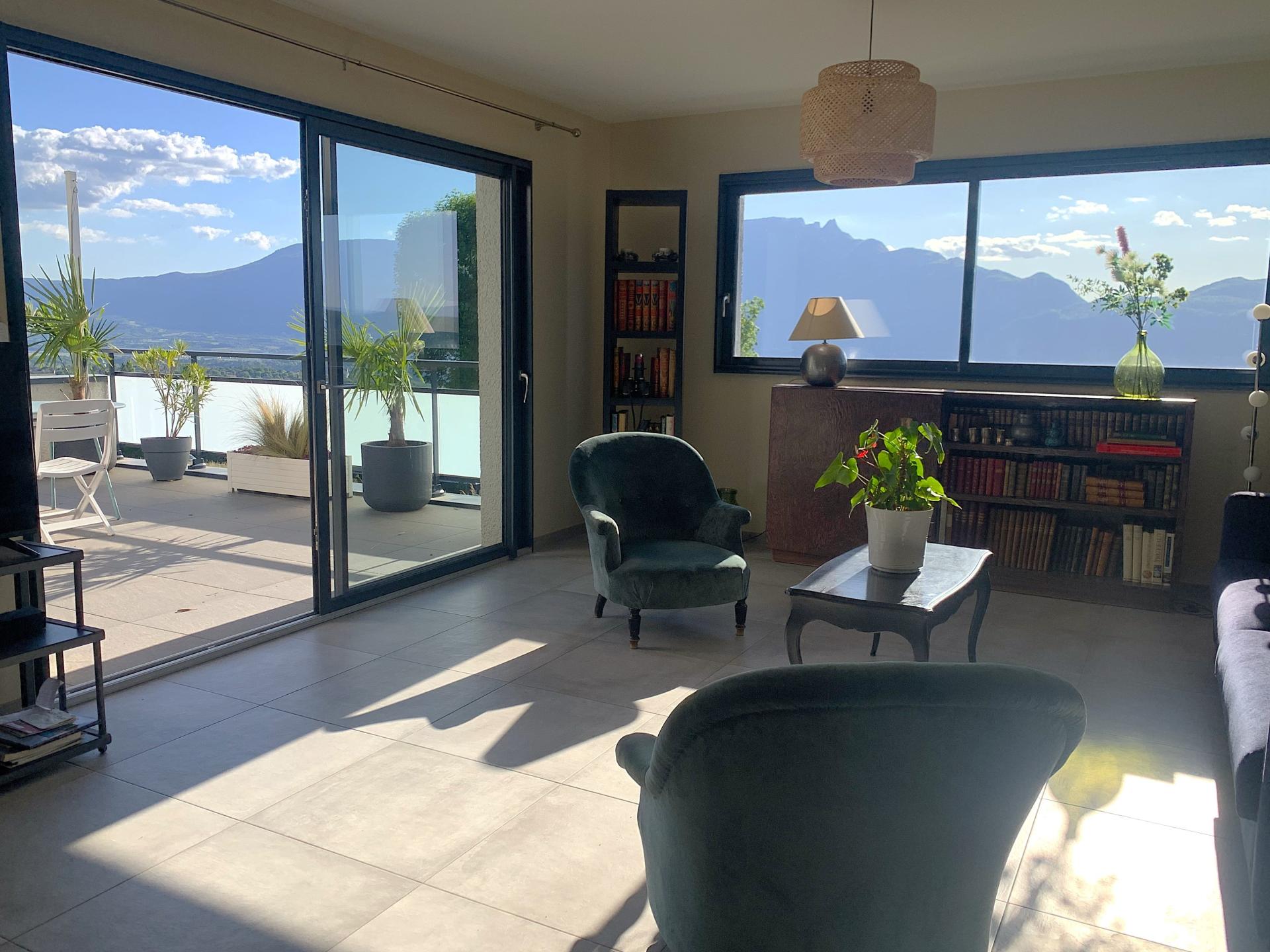 Photo 6 of the listing.