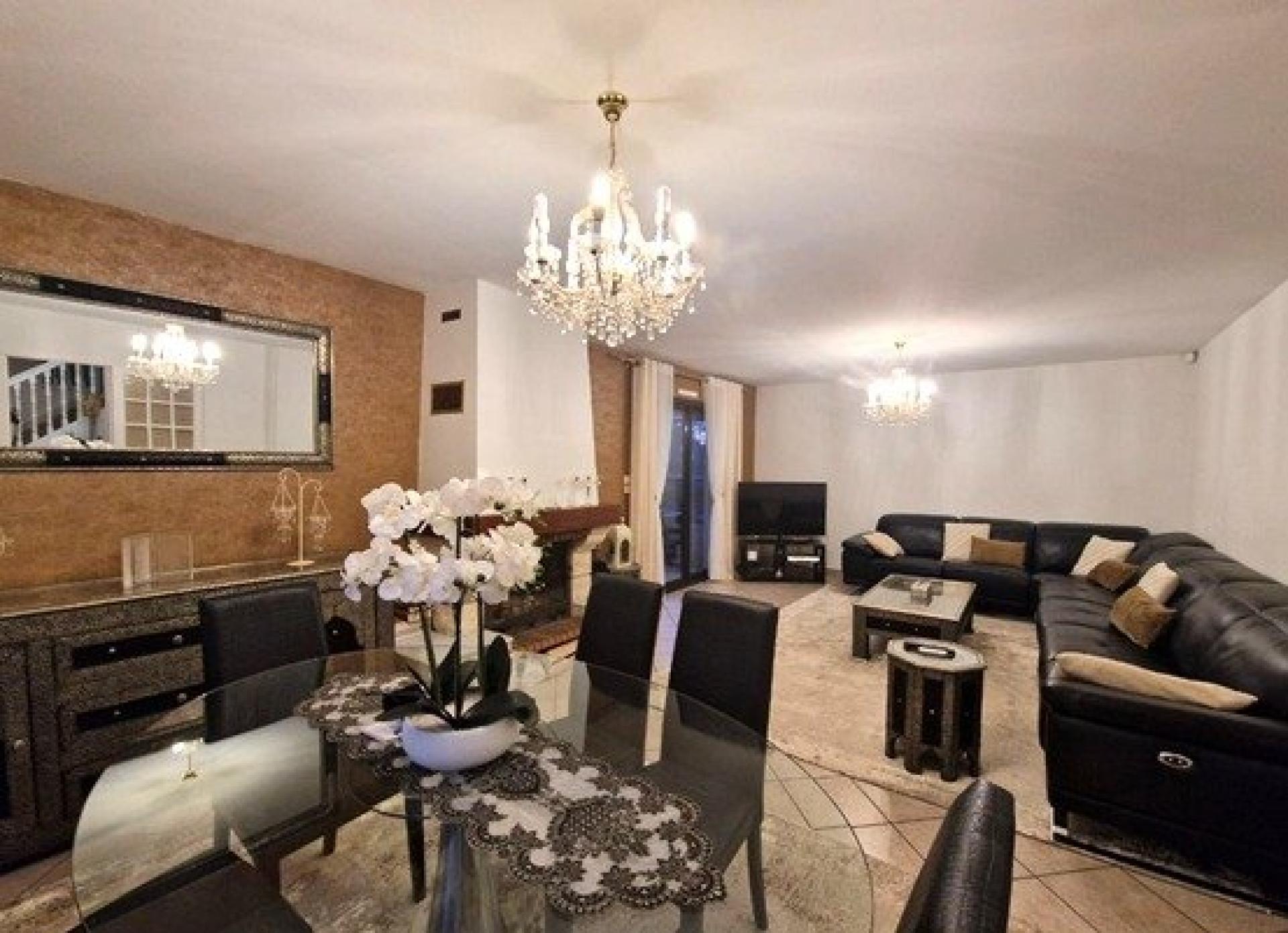 Photo 4 of the listing.