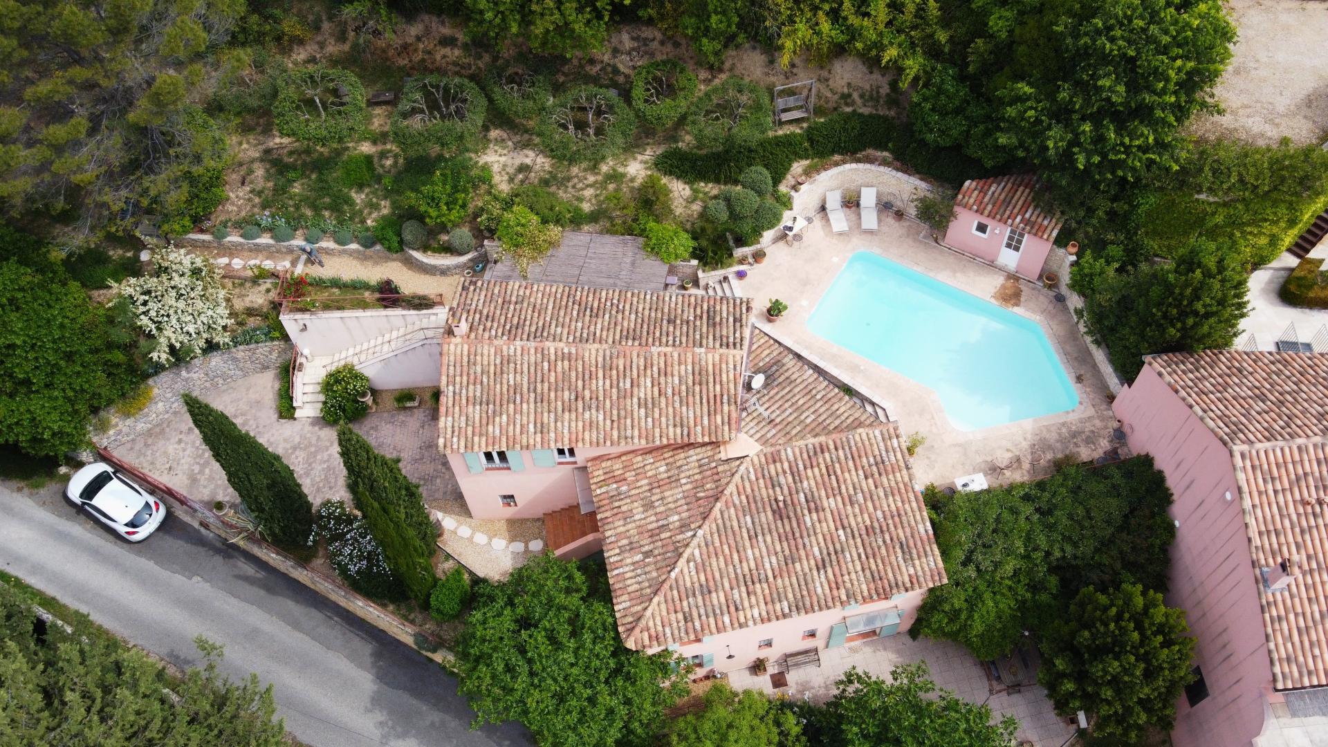 Photo 2 of the listing.