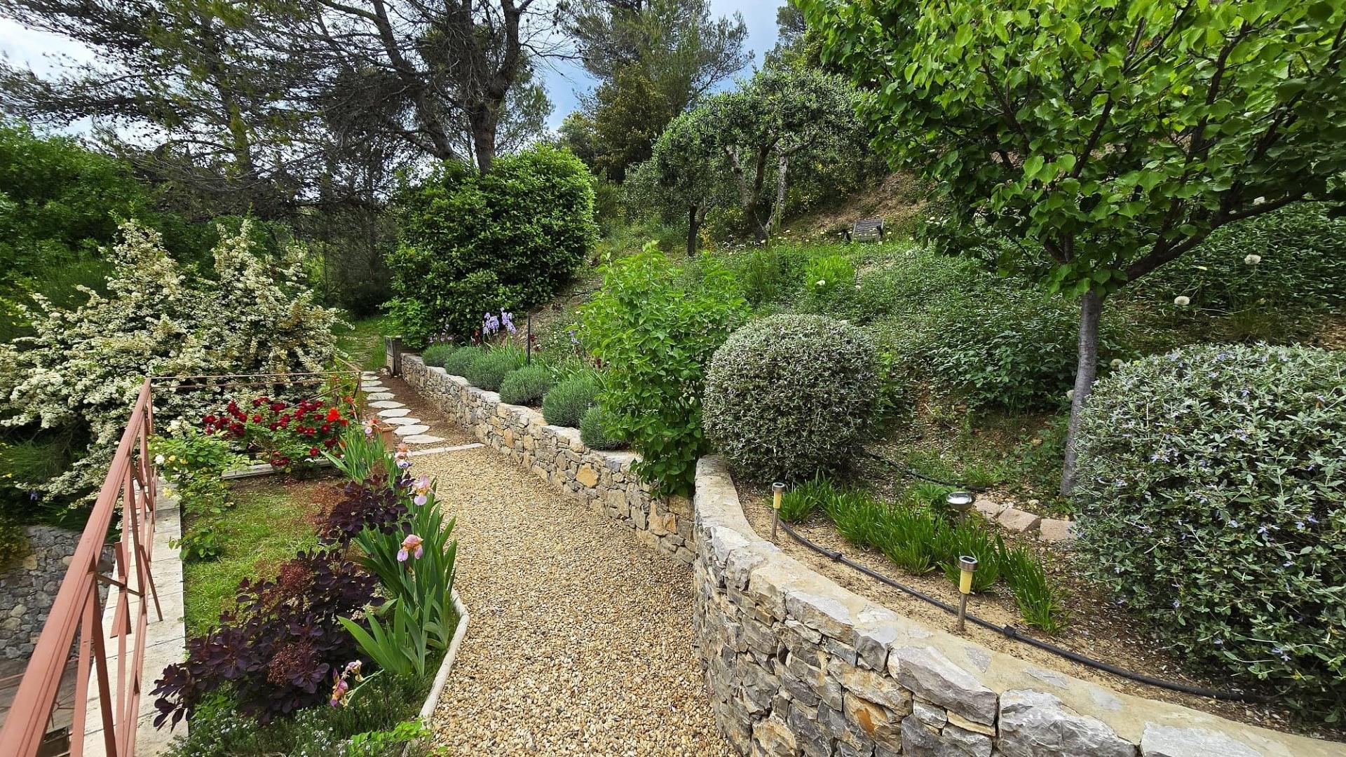 Photo 4 of the listing.