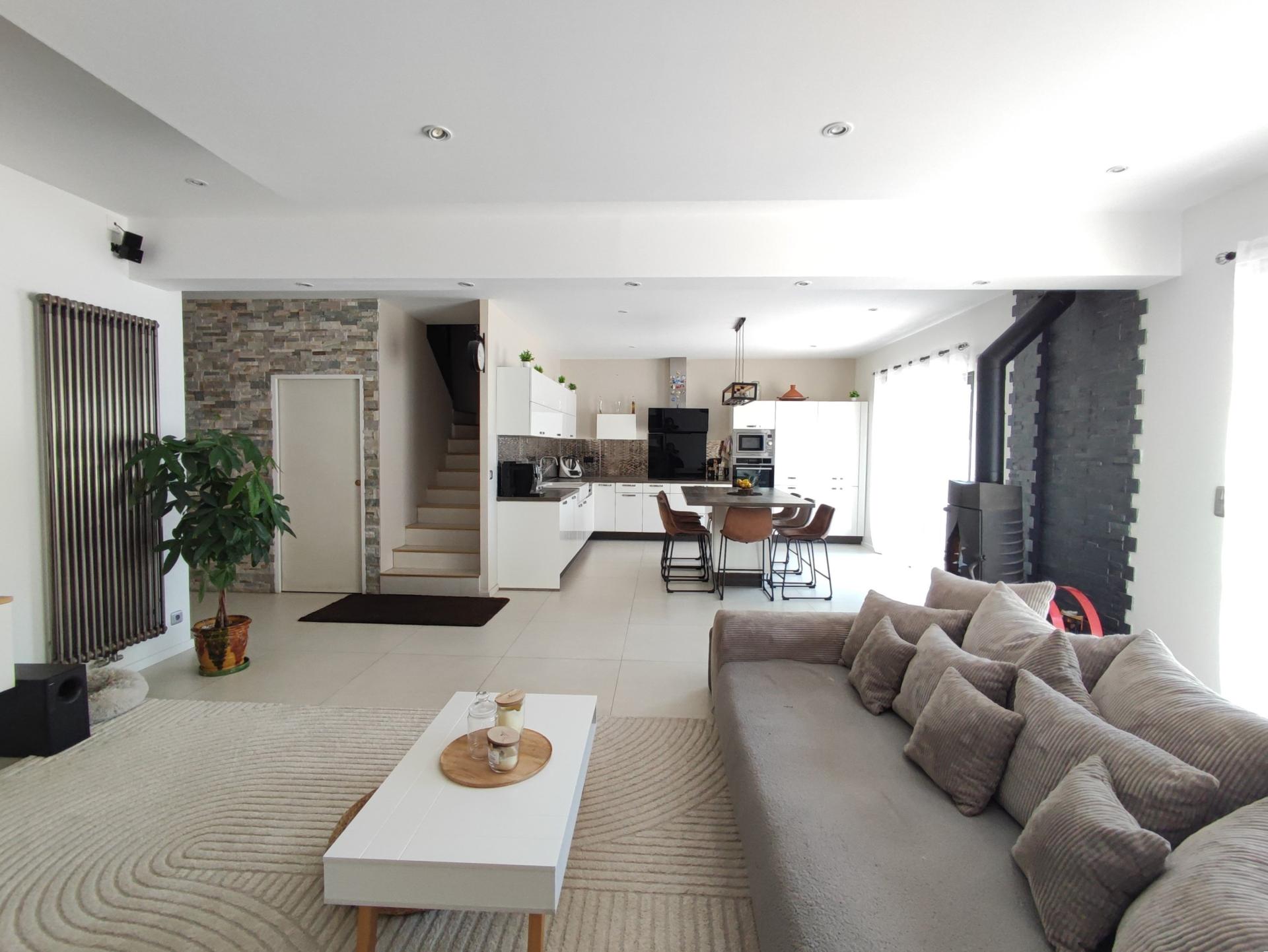 Photo 4 of the listing.