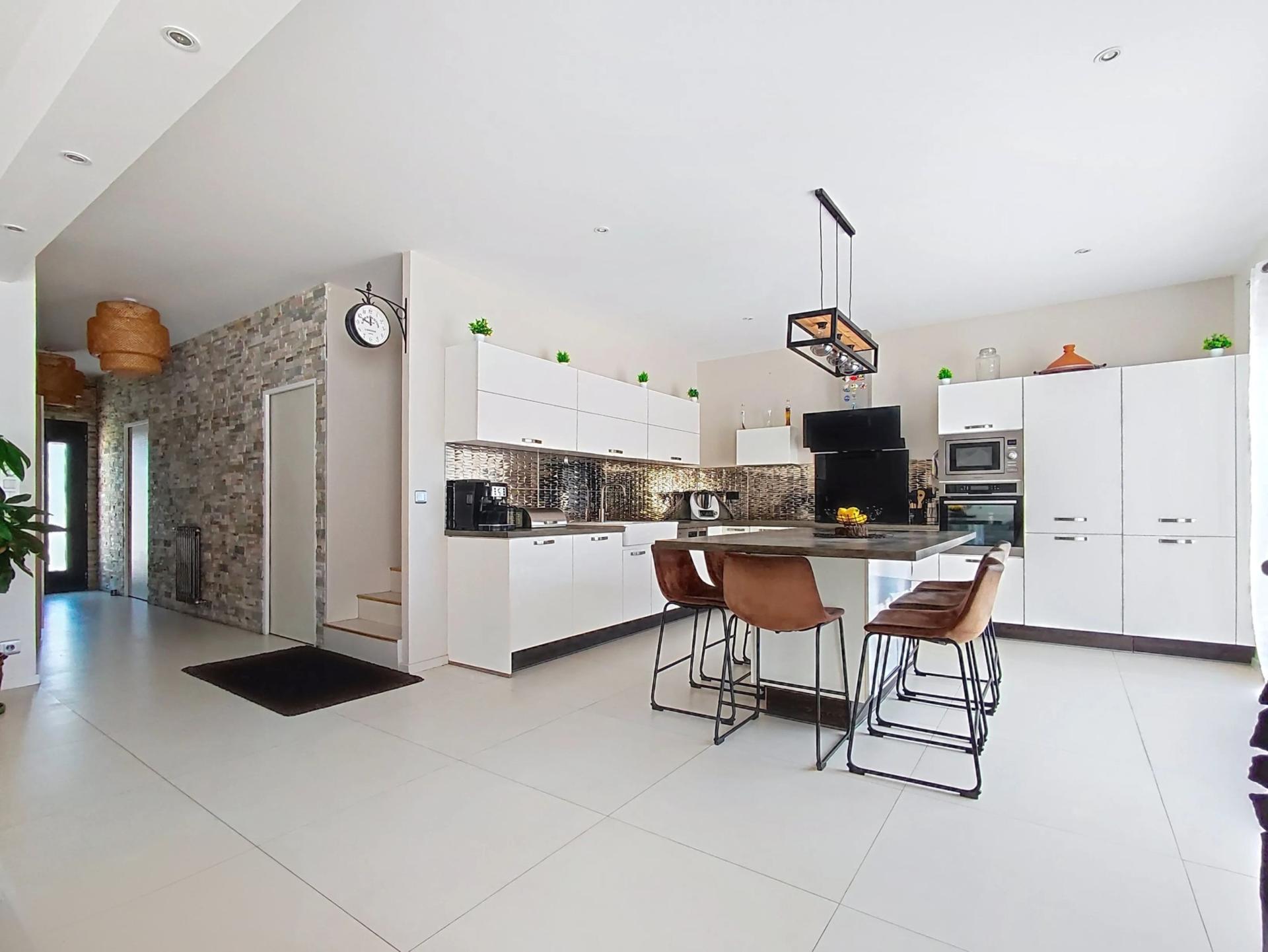 Photo 2 of the listing.