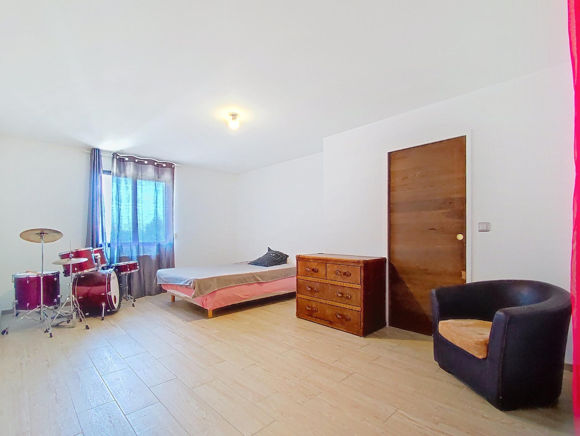 Photo 7 of the listing.