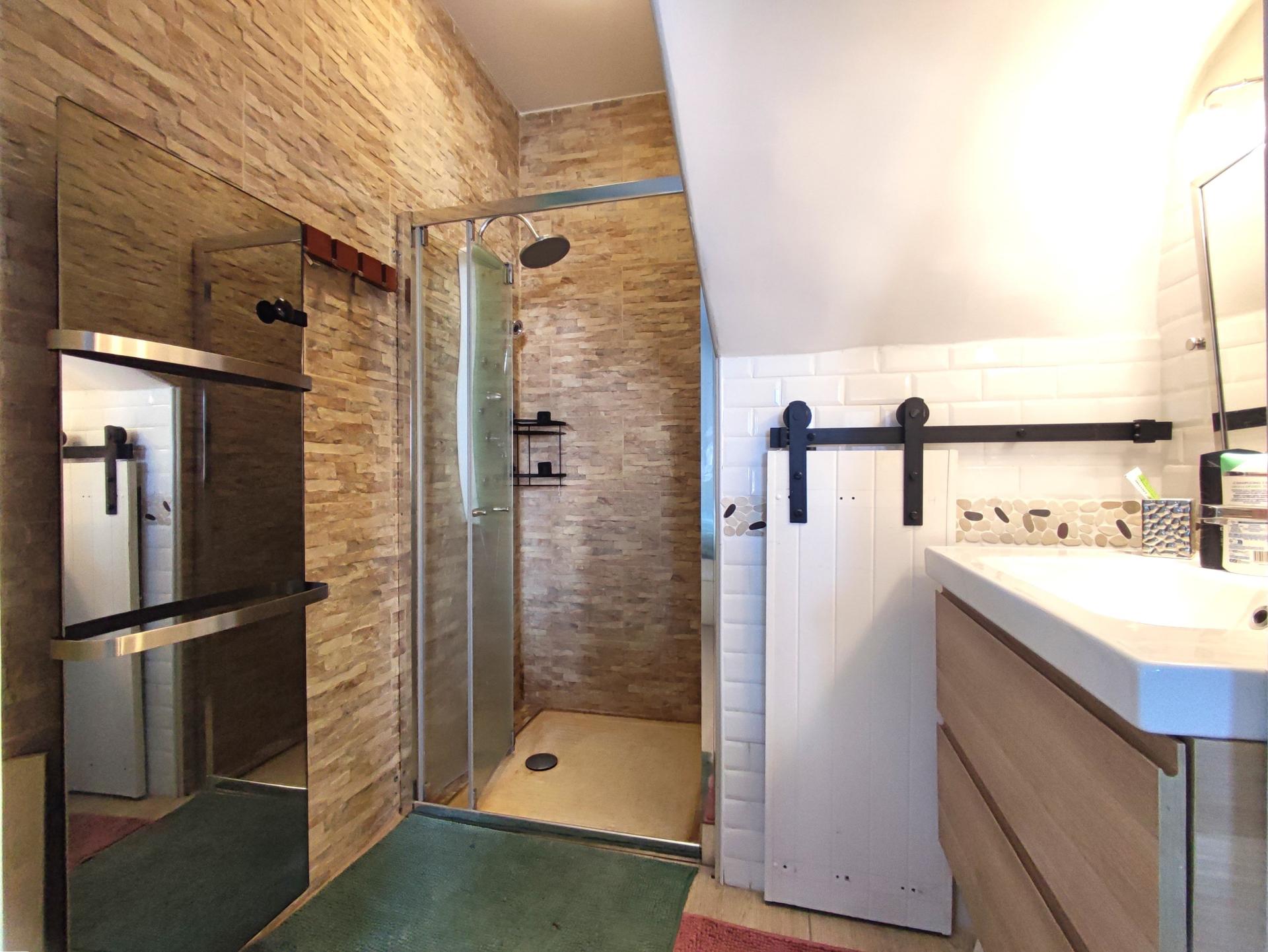 Photo 6 of the listing.