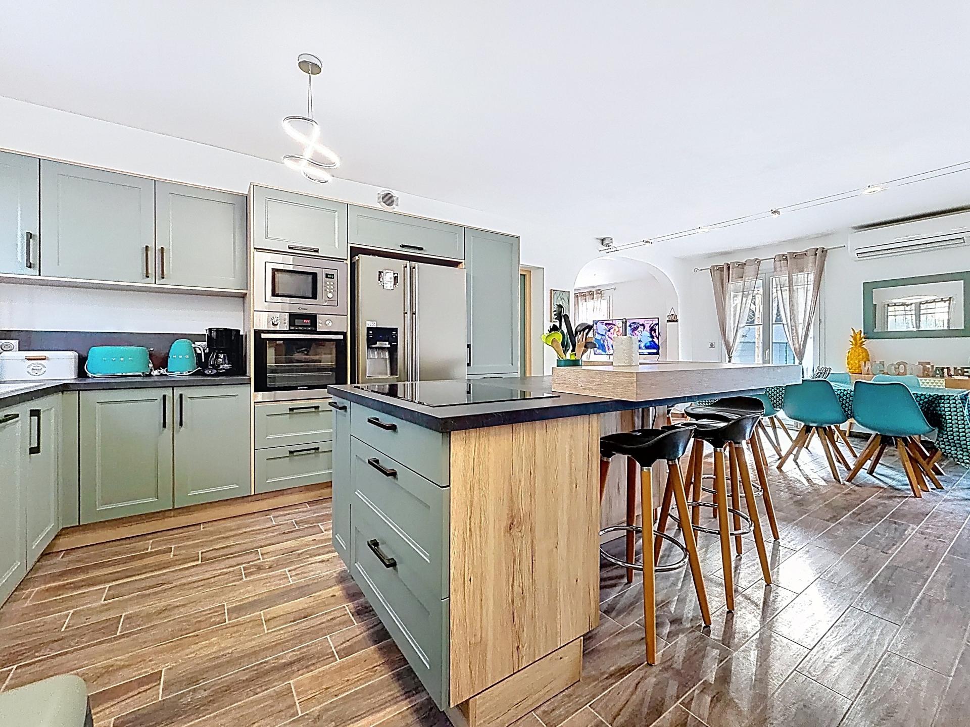 Photo 3 of the listing.