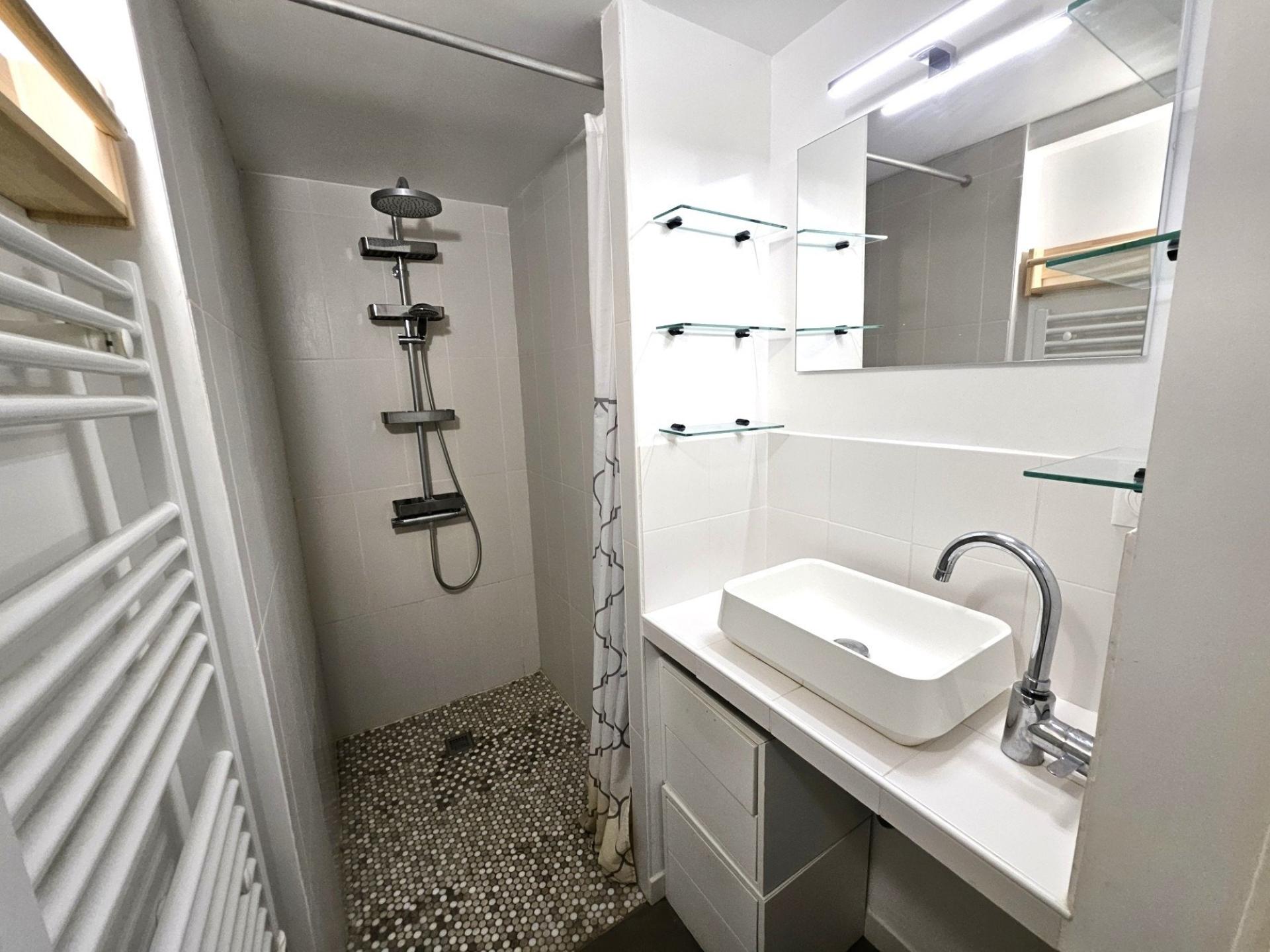 Photo 5 of the listing.