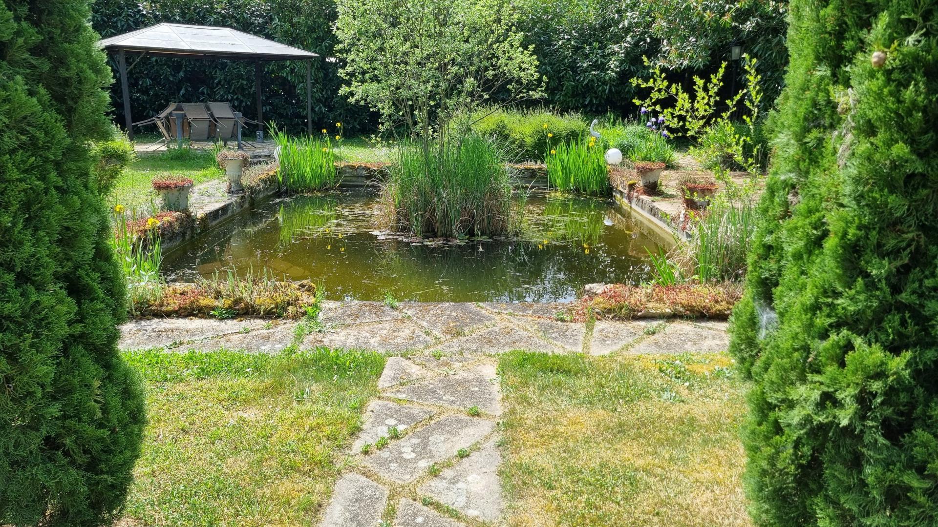 Photo 2 of the listing.