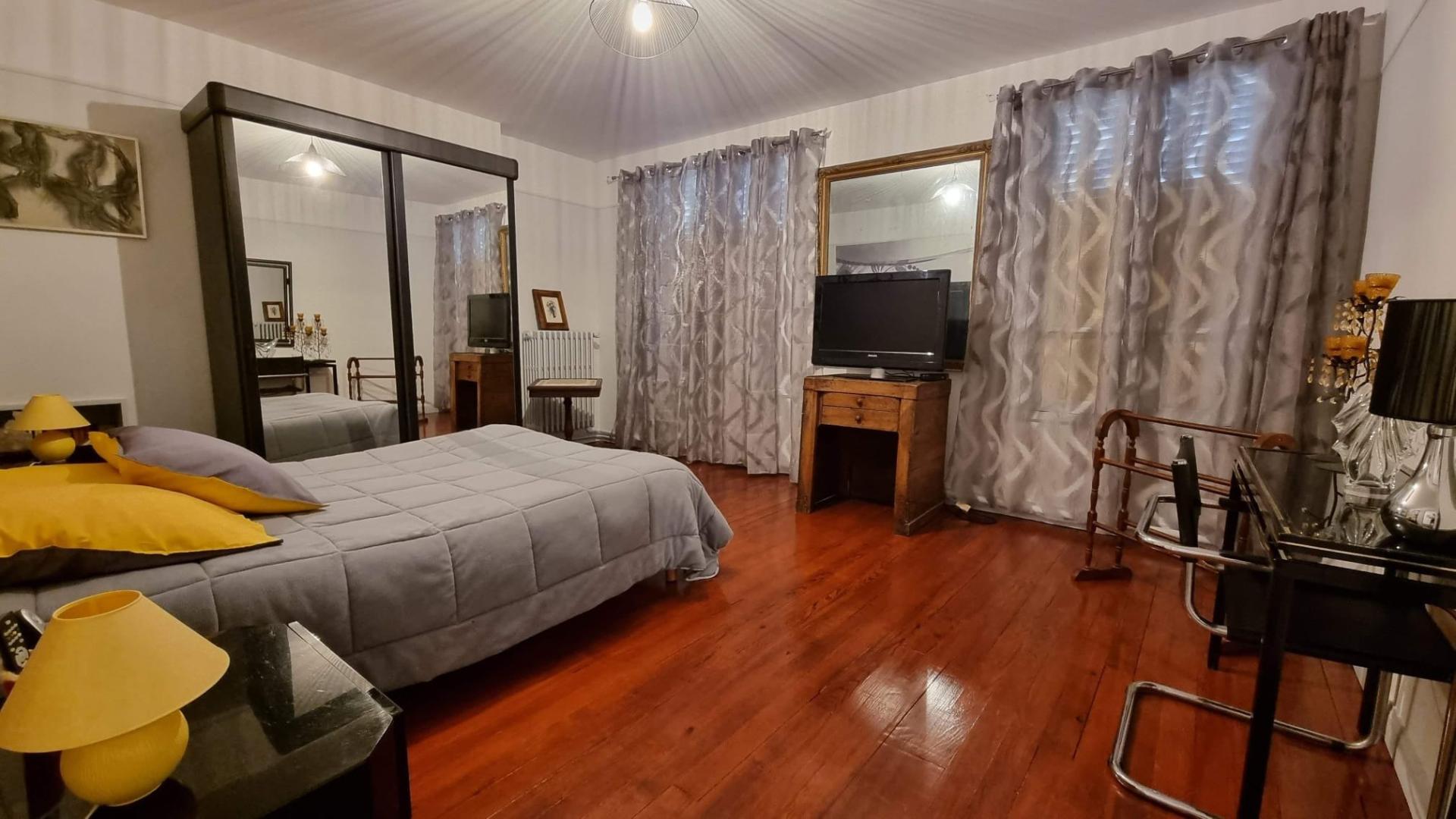 Photo 6 of the listing.