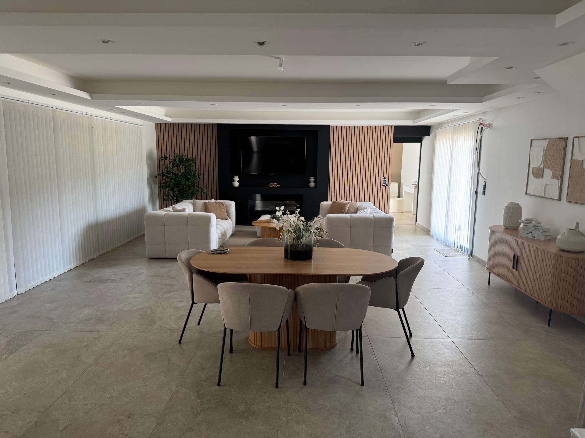 Photo 2 of the listing.