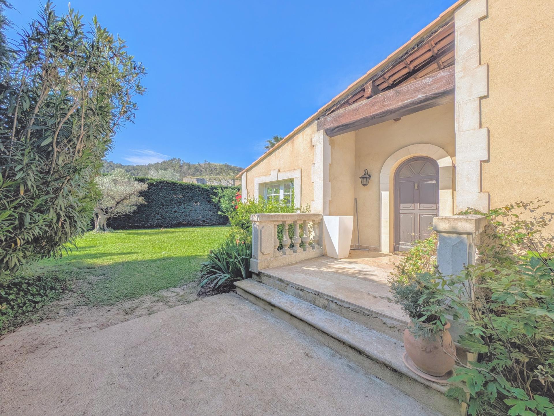 Photo 8 of the listing.