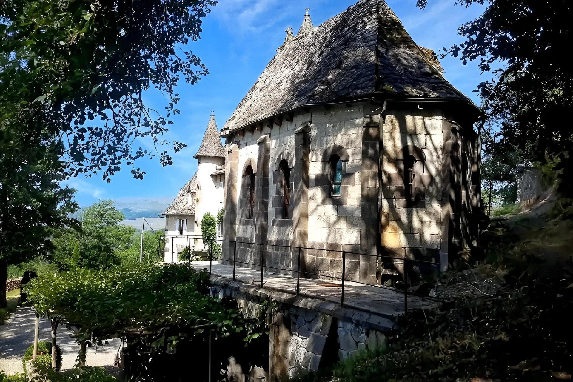 Photo 2 of the listing.