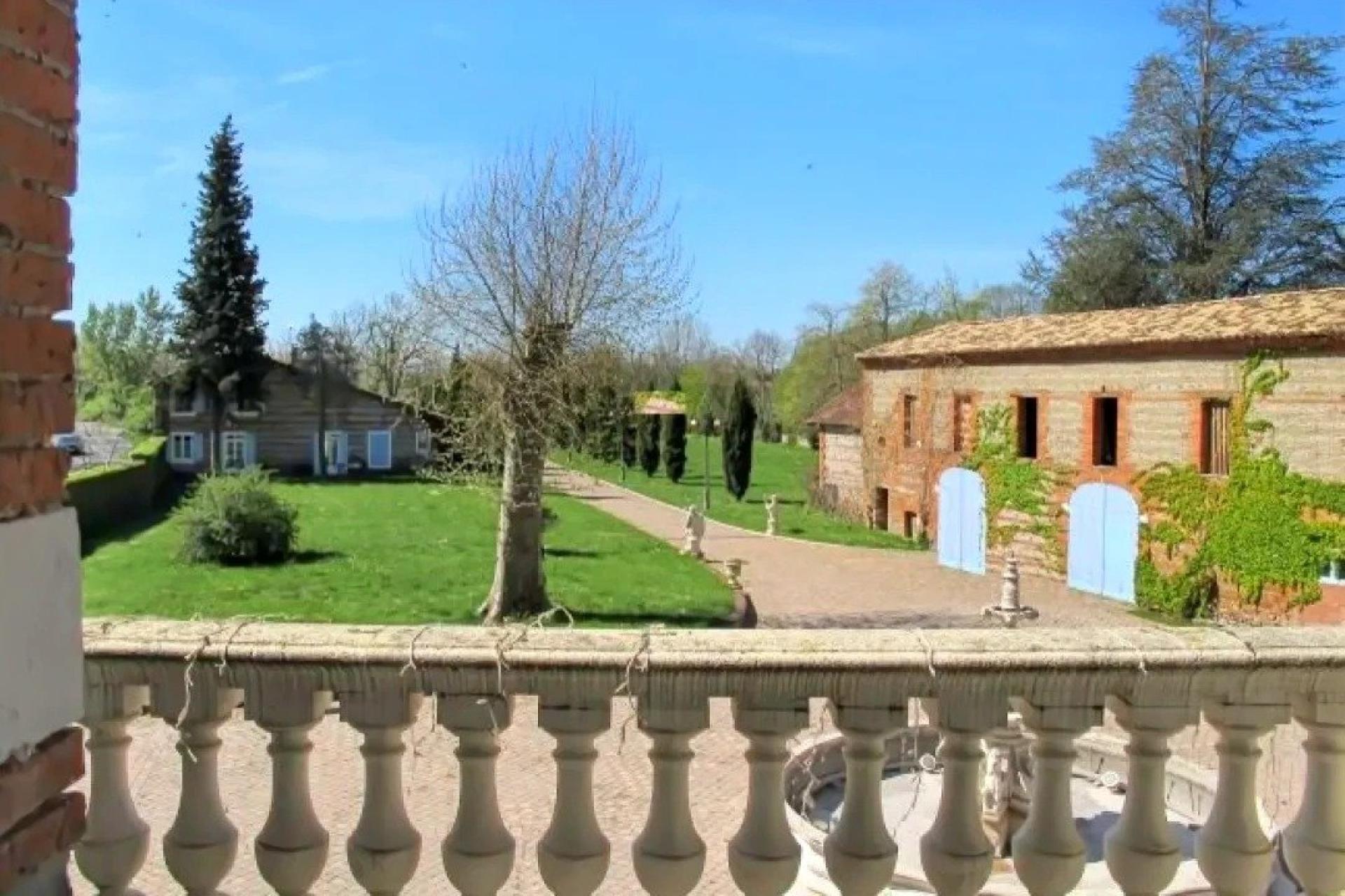 Photo 8 of the listing.