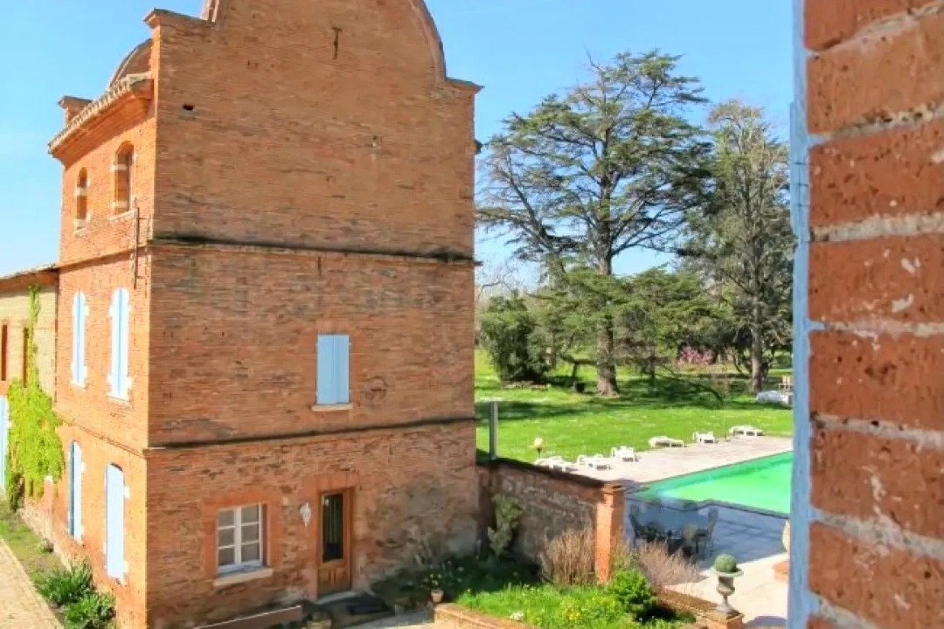 Photo 4 of the listing.