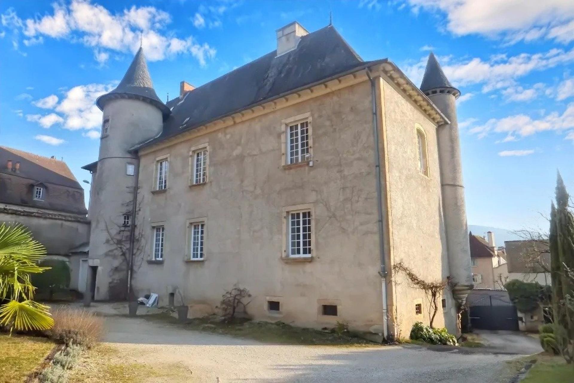 Photo 2 of the listing.