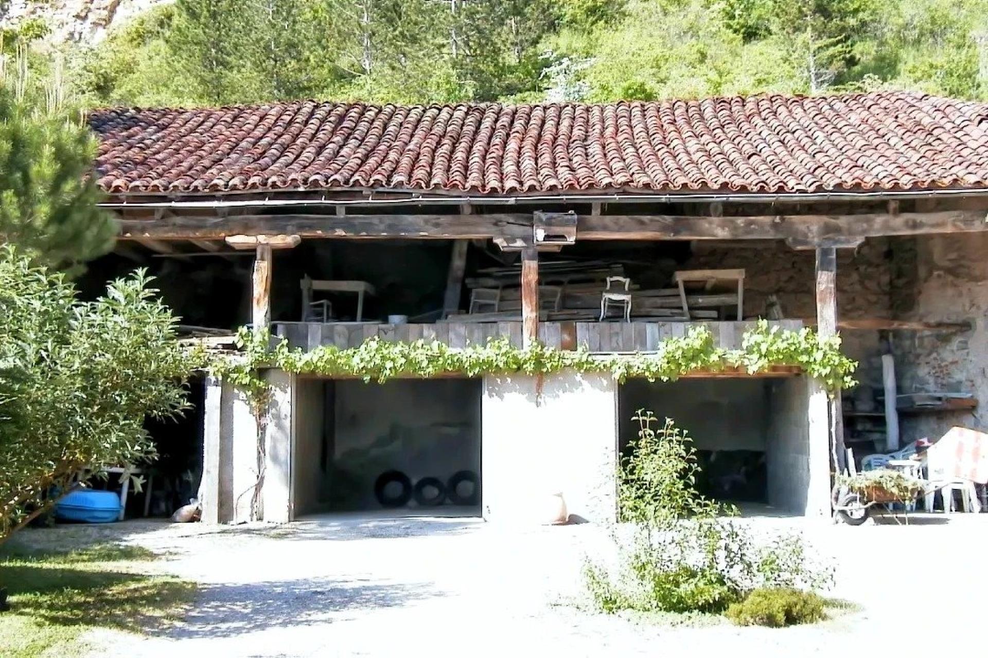 Photo 6 of the listing.