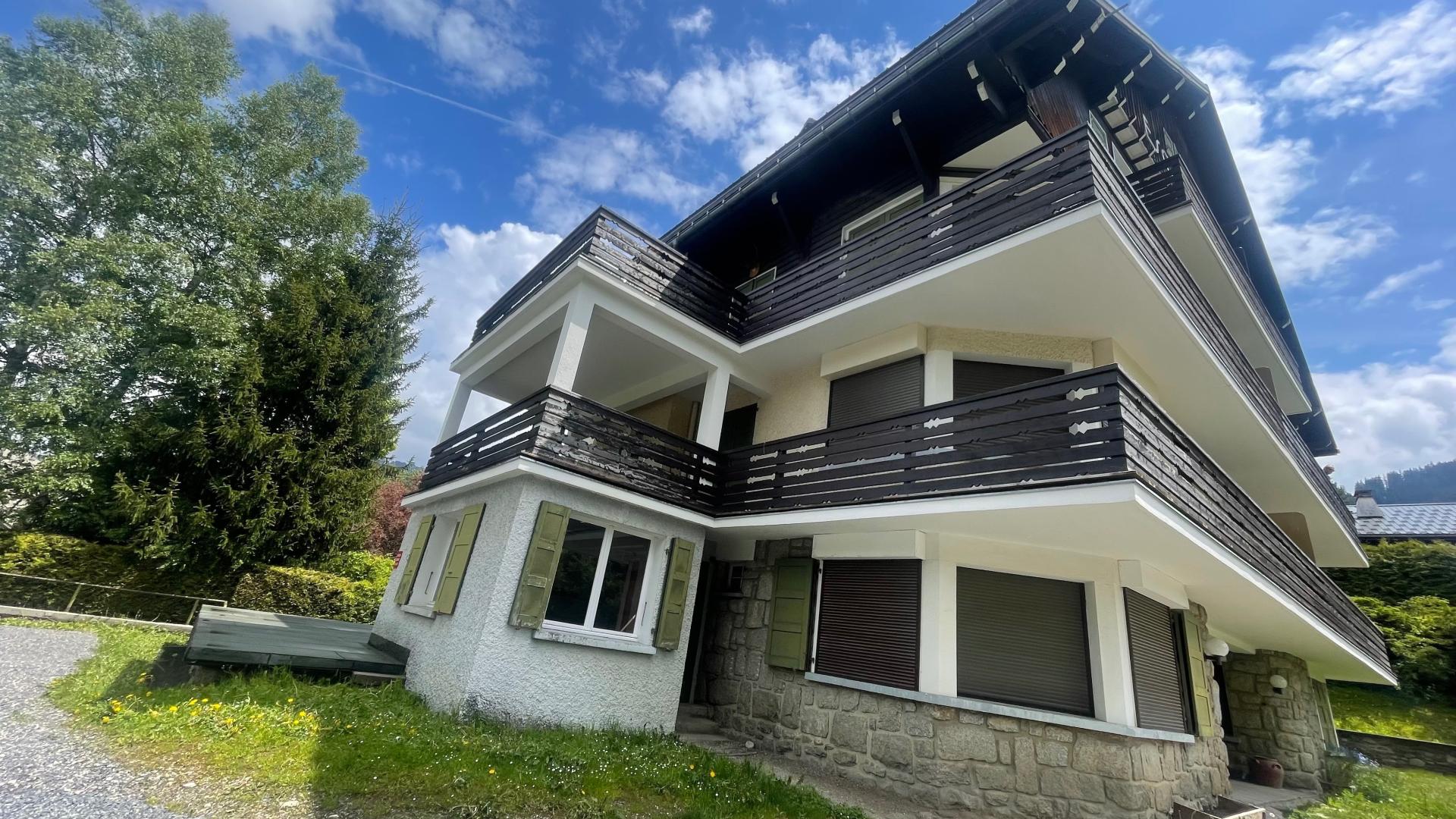 Photo 2 of the listing.