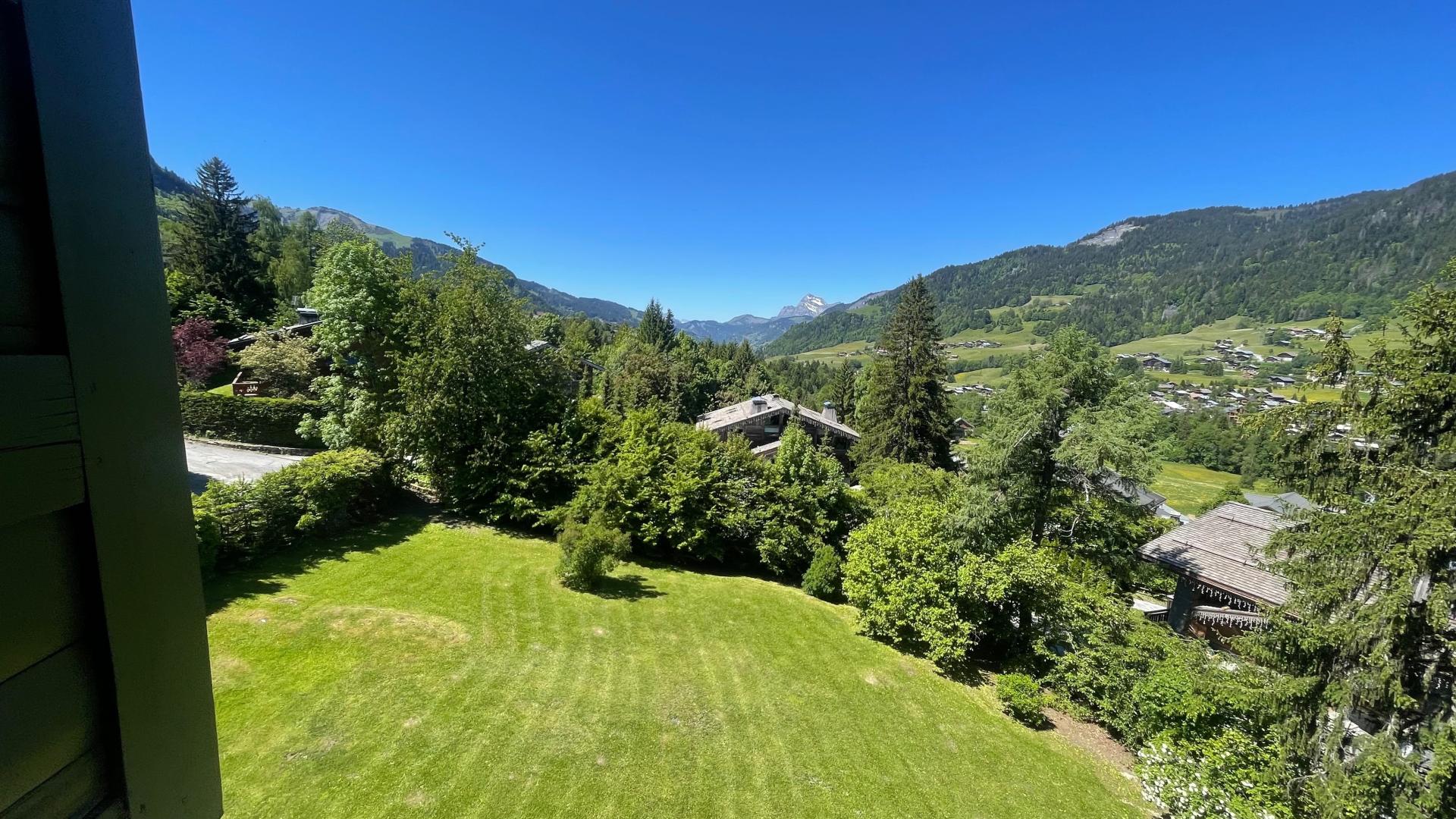 Photo 8 of the listing.