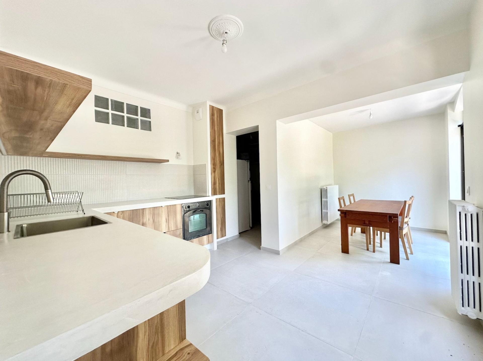 Photo 2 of the listing.