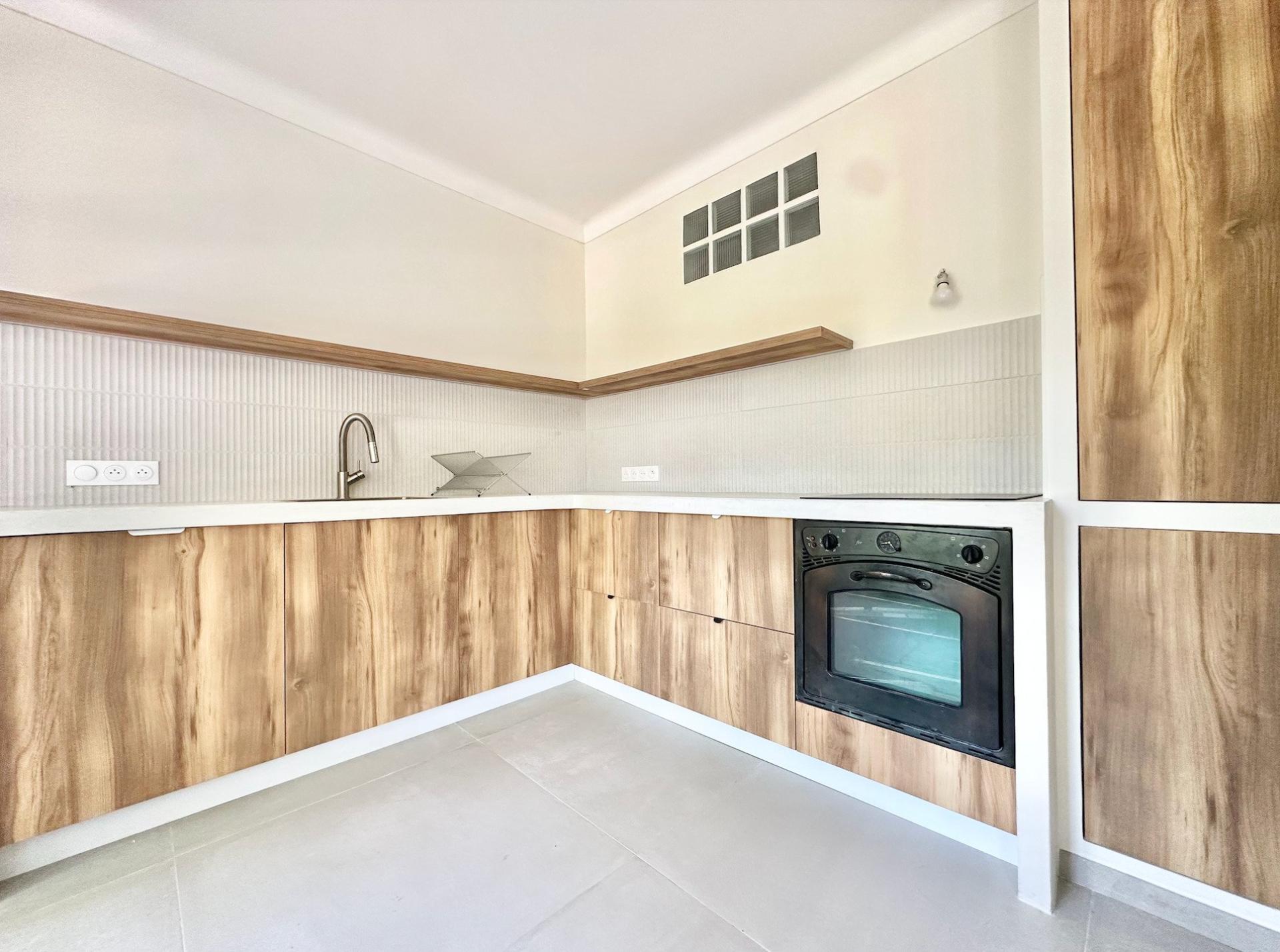 Photo 5 of the listing.