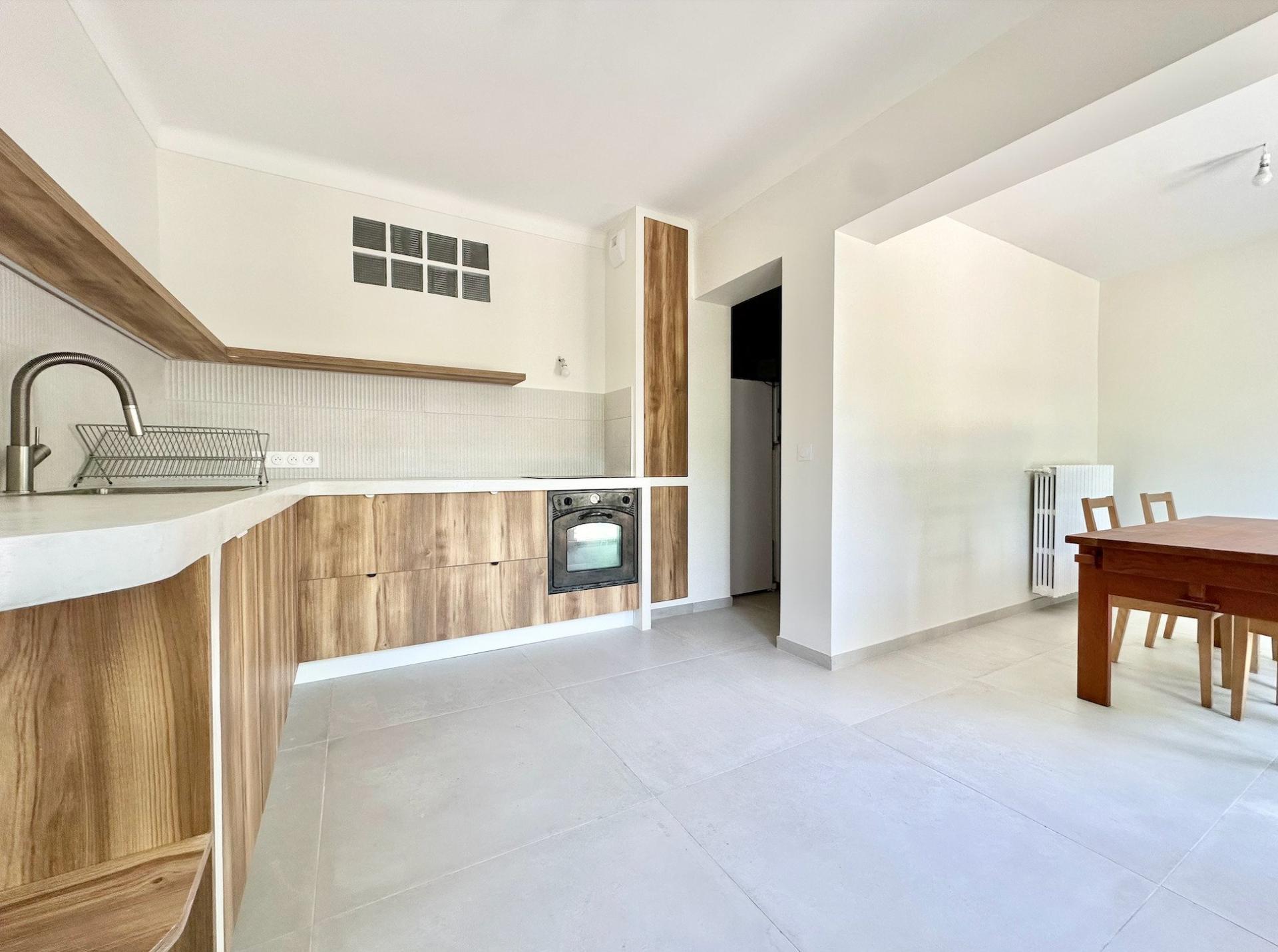 Photo 10 of the listing.