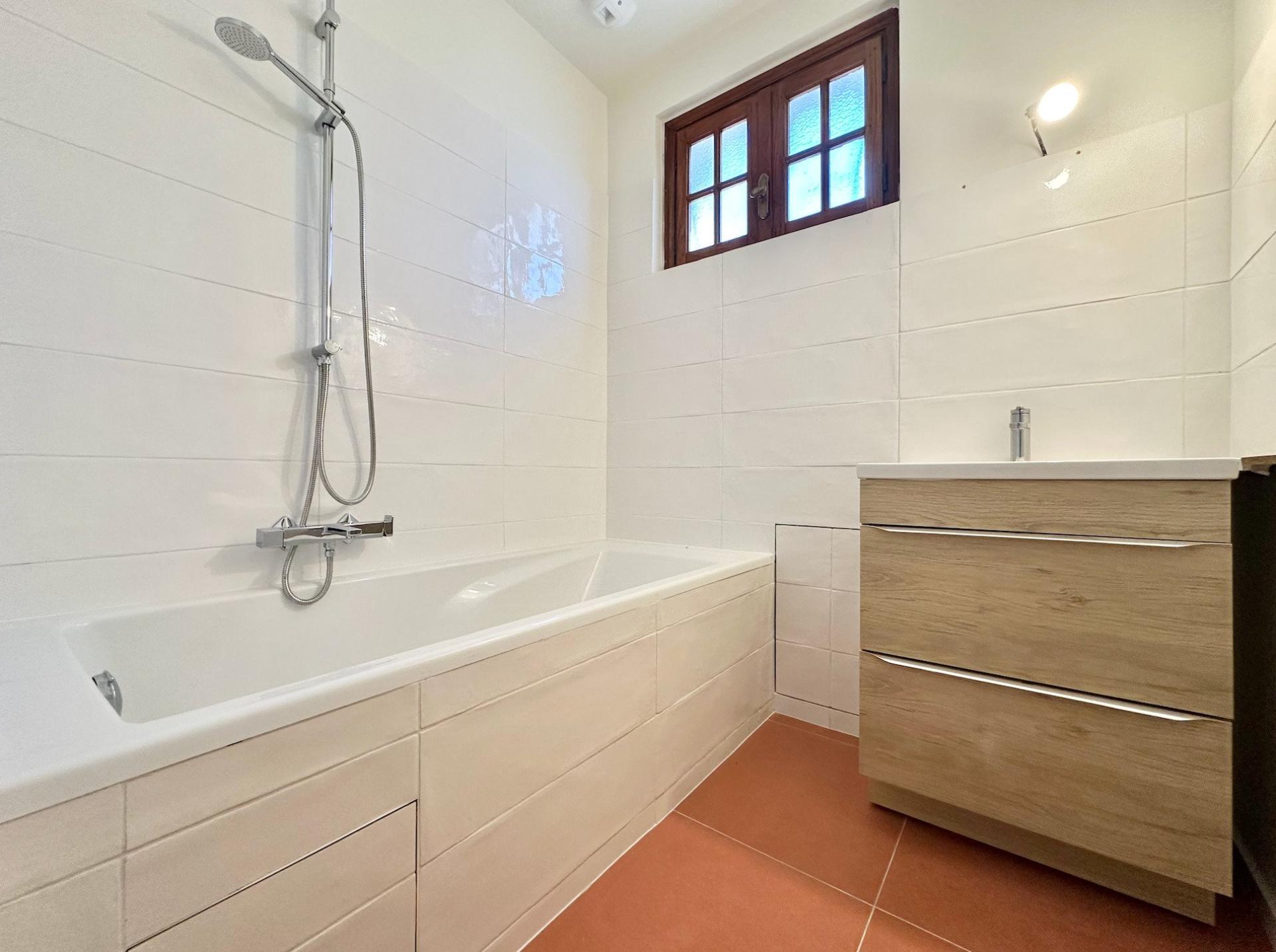 Photo 4 of the listing.