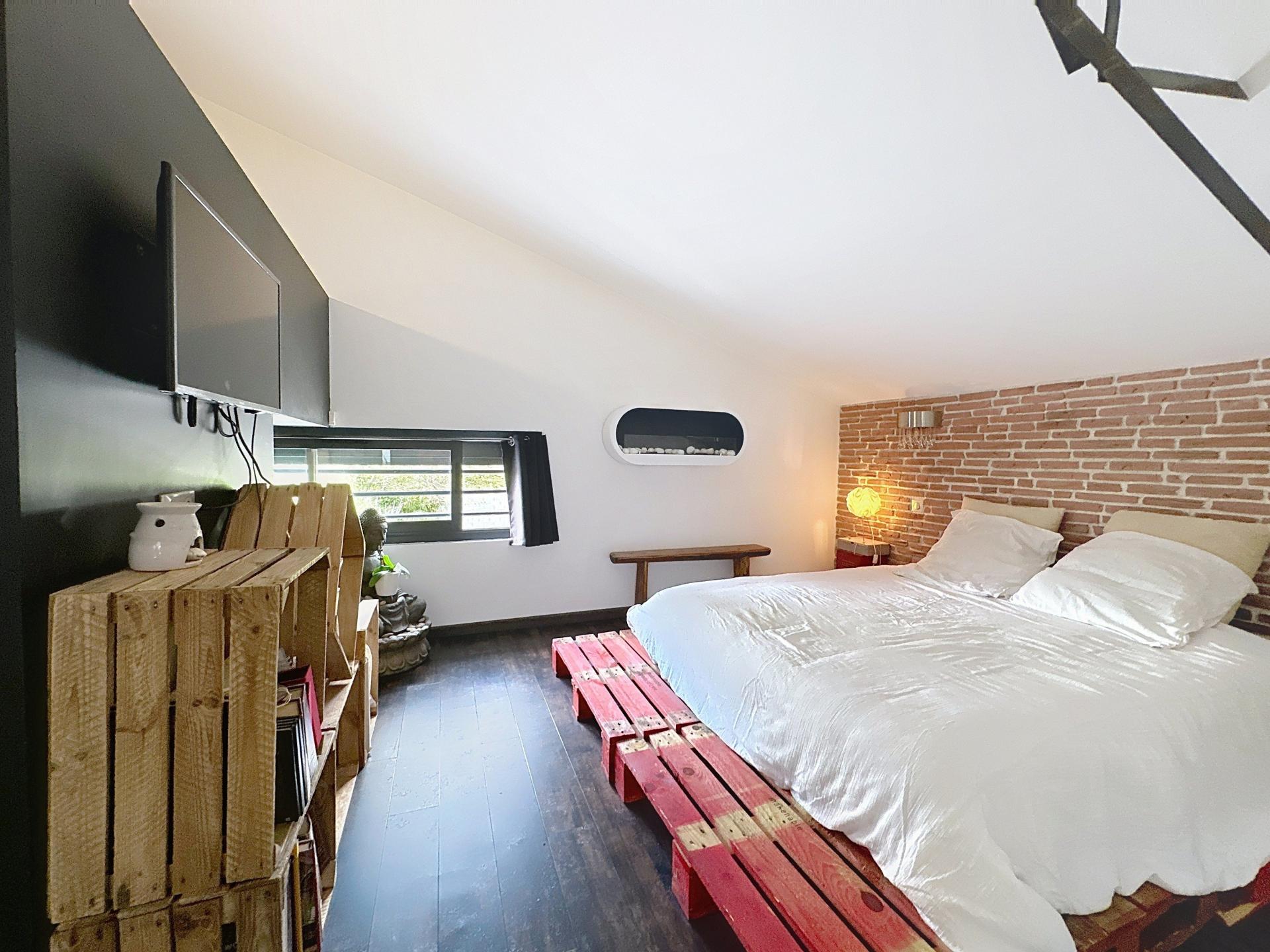 Photo 11 of the listing.