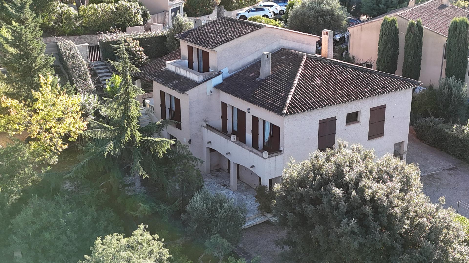 Photo 14 of the listing.