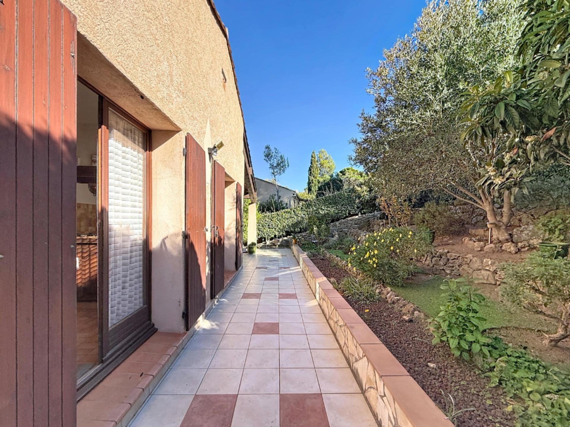 Photo 3 of the listing.