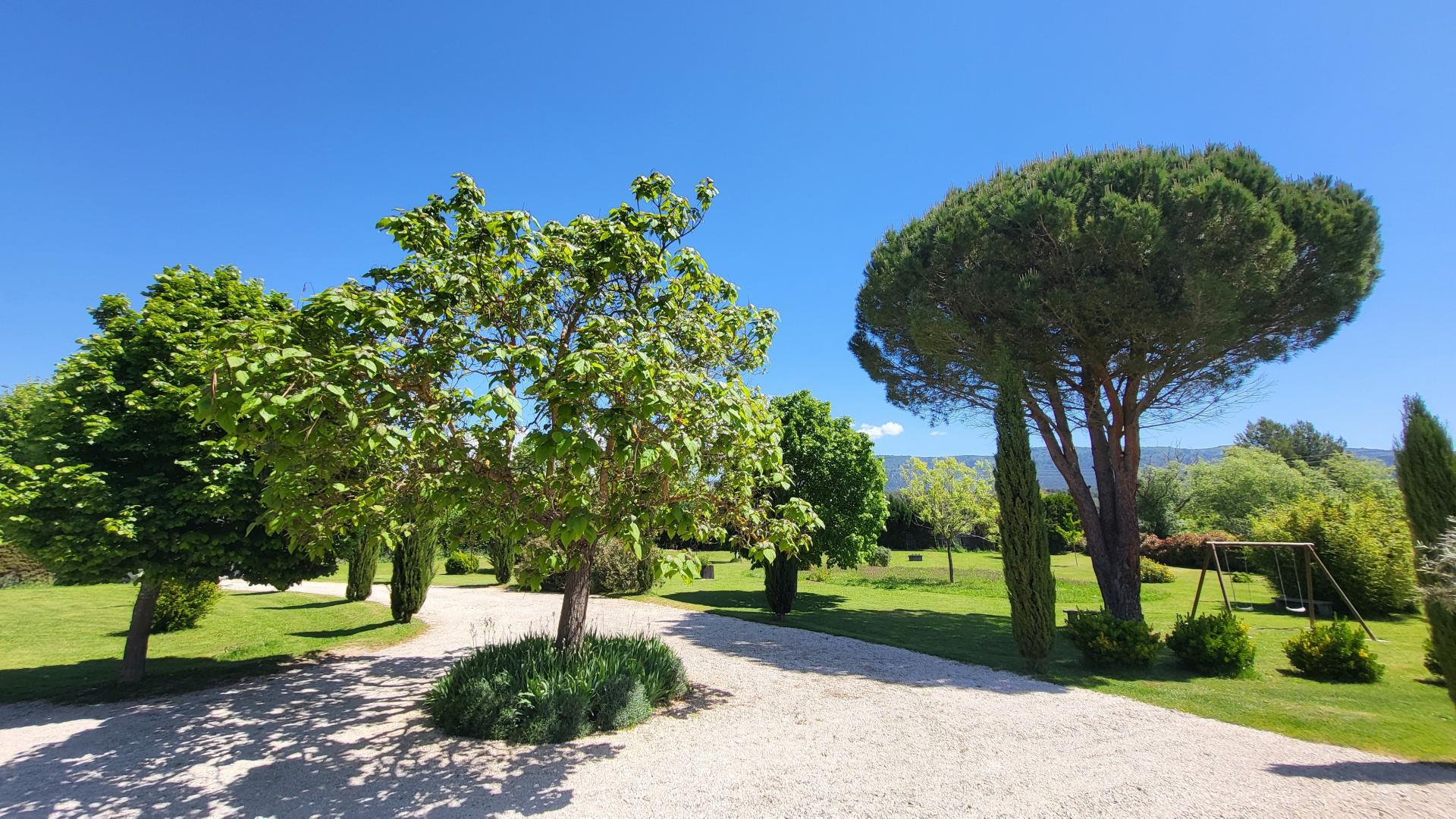 Photo 2 of the listing.