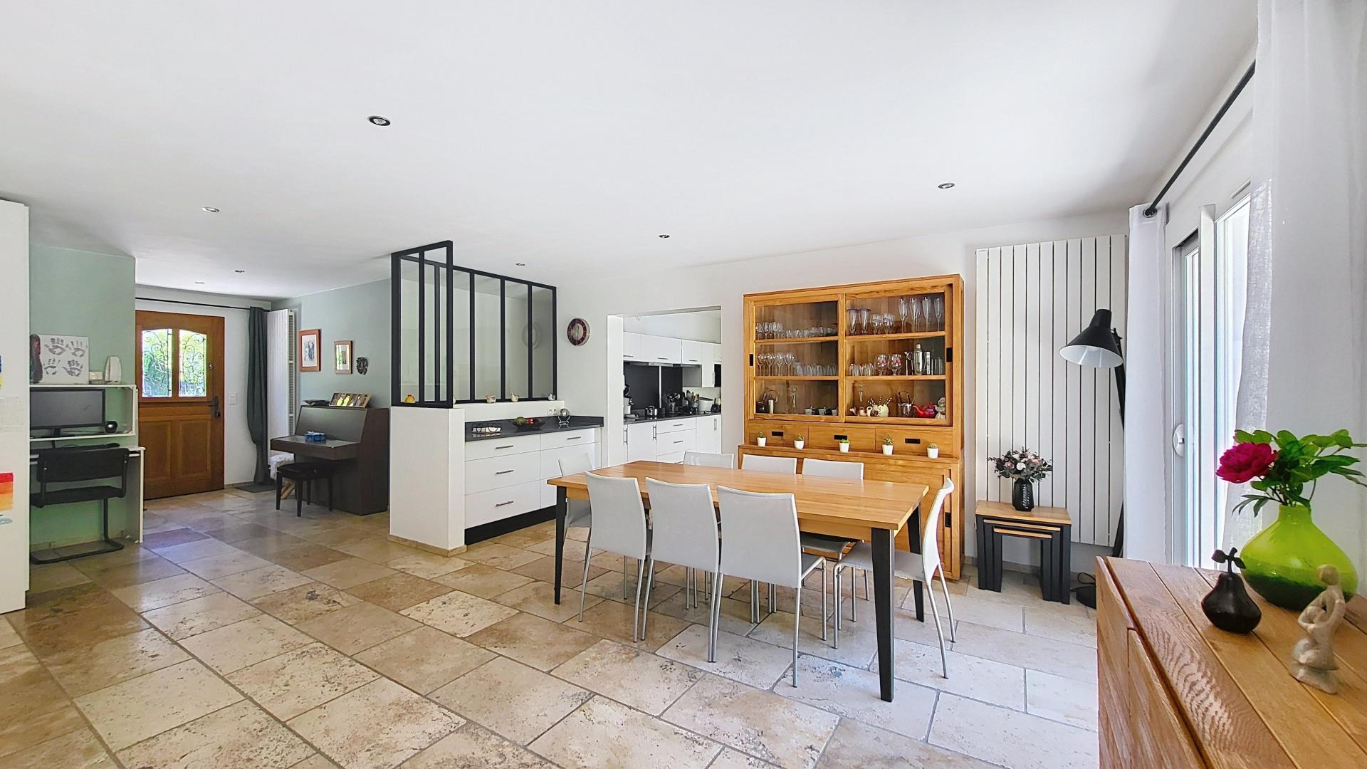 Photo 7 of the listing.