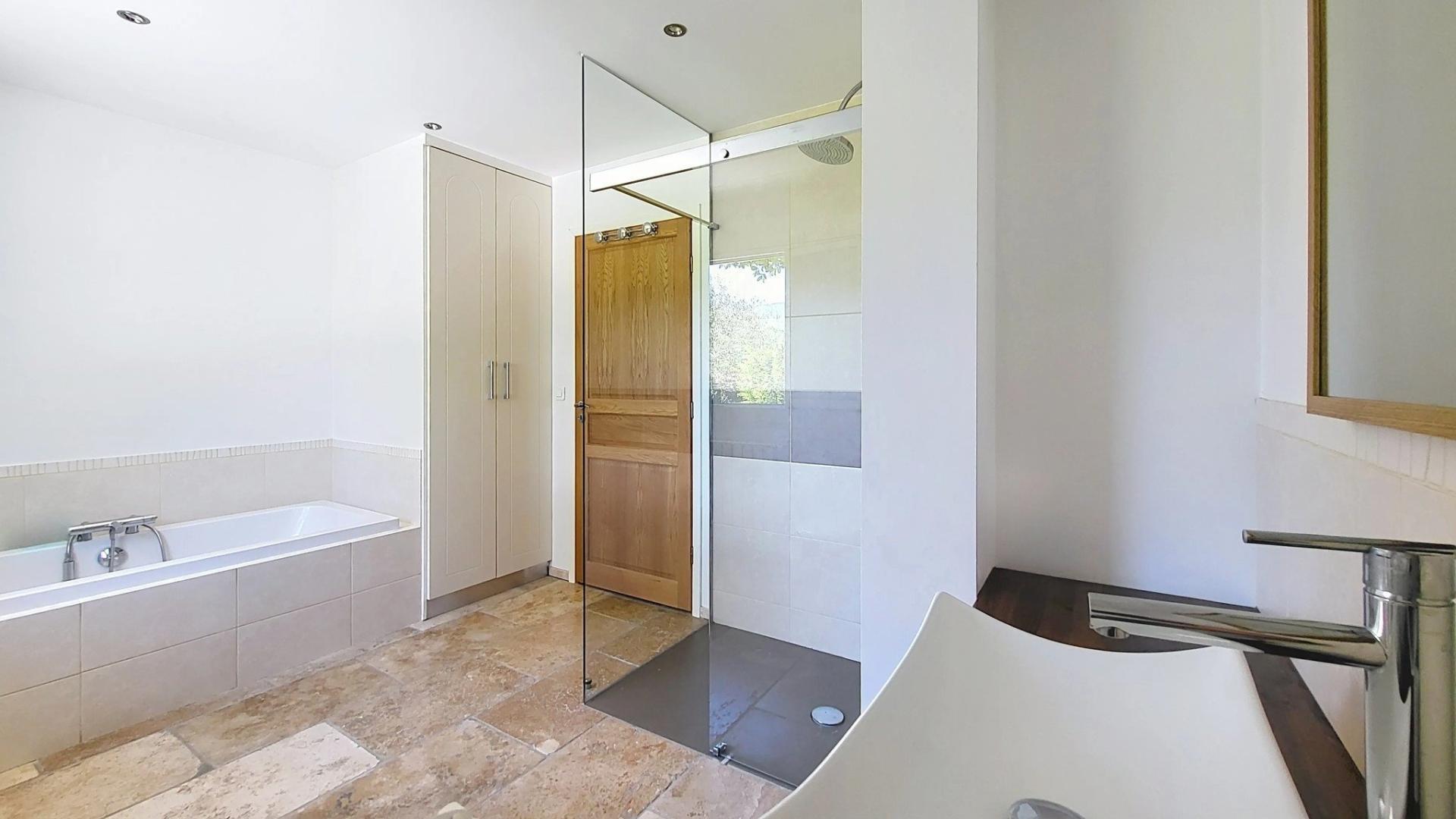 Photo 10 of the listing.