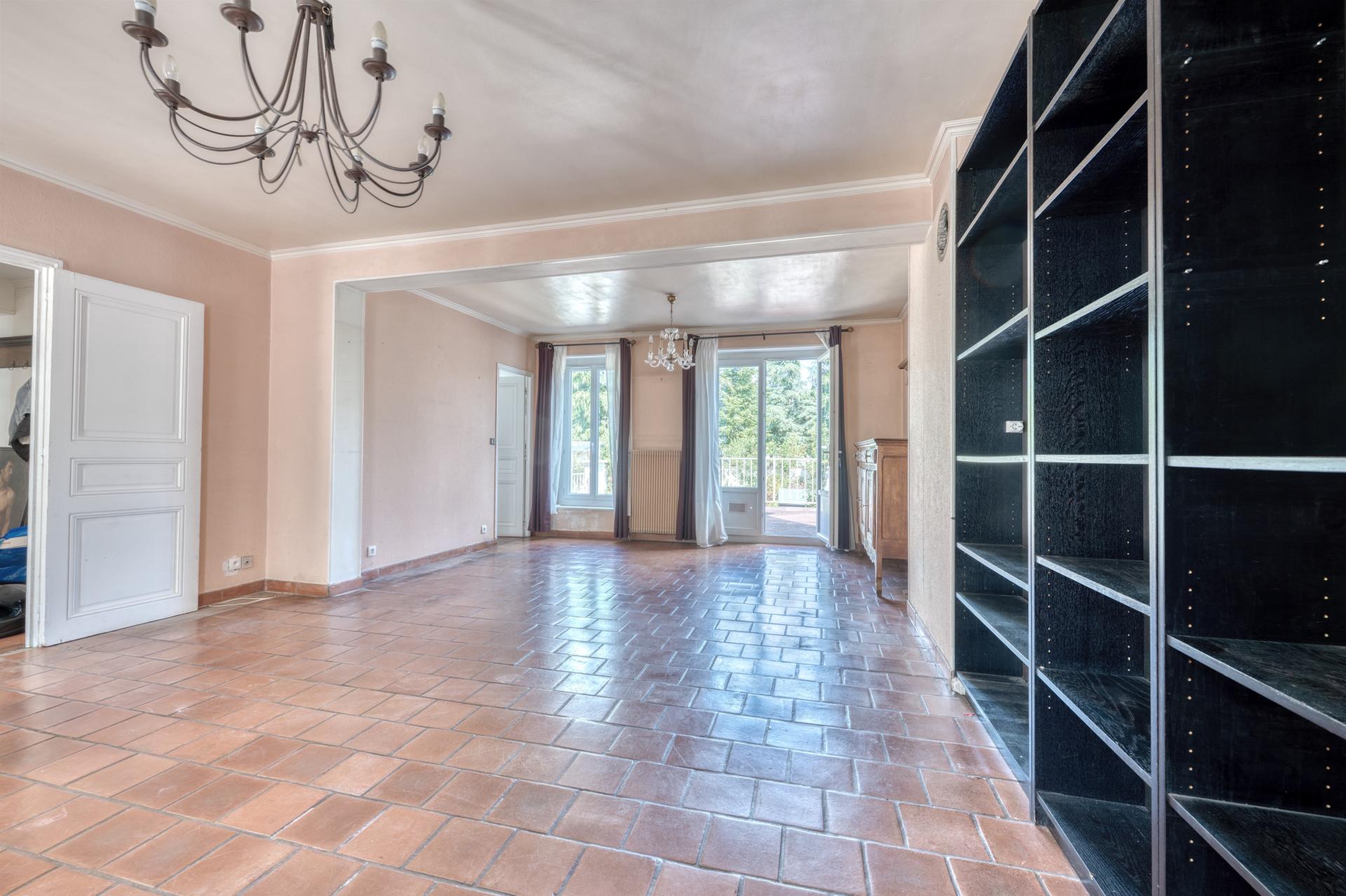 Photo 5 of the listing.