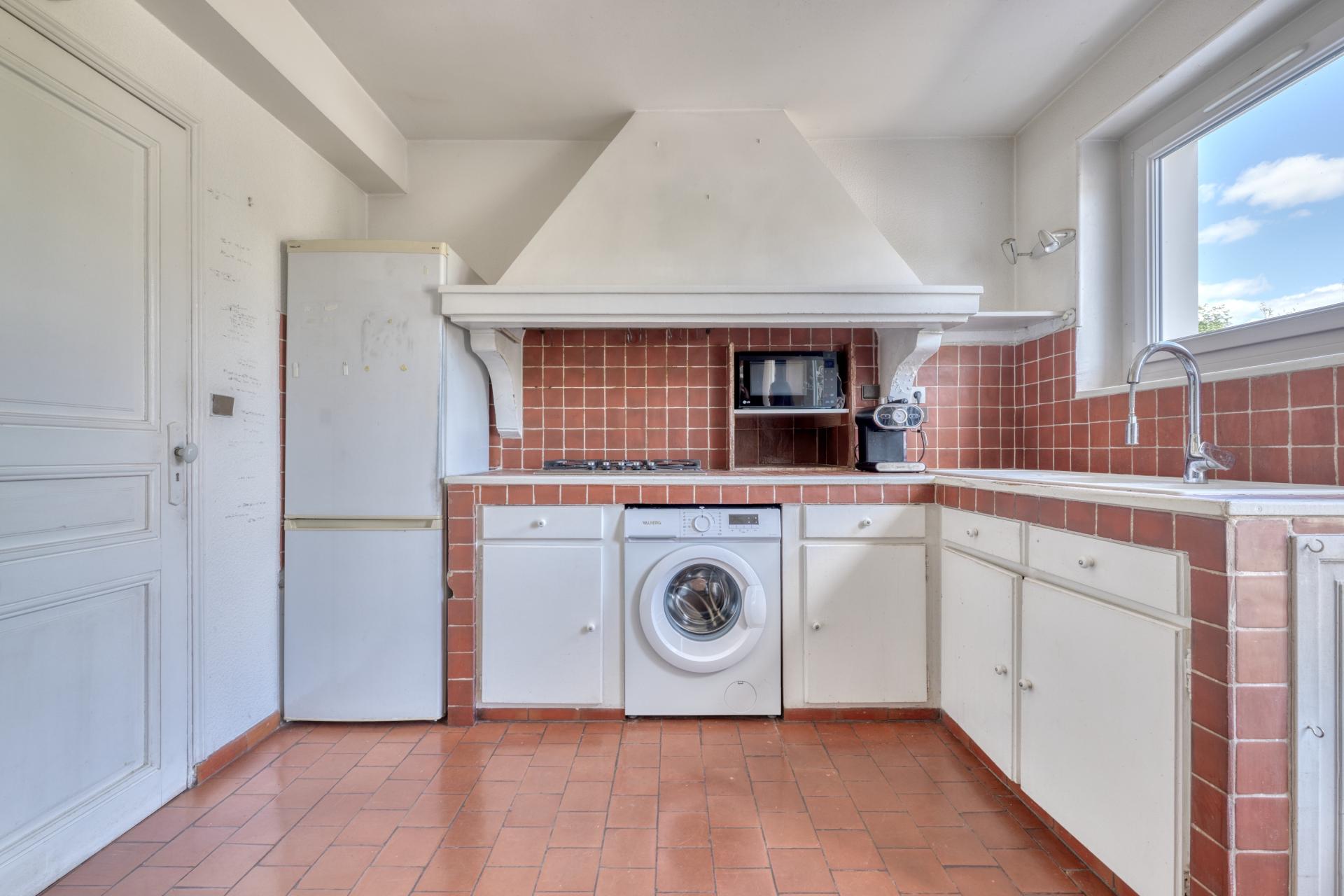 Photo 6 of the listing.