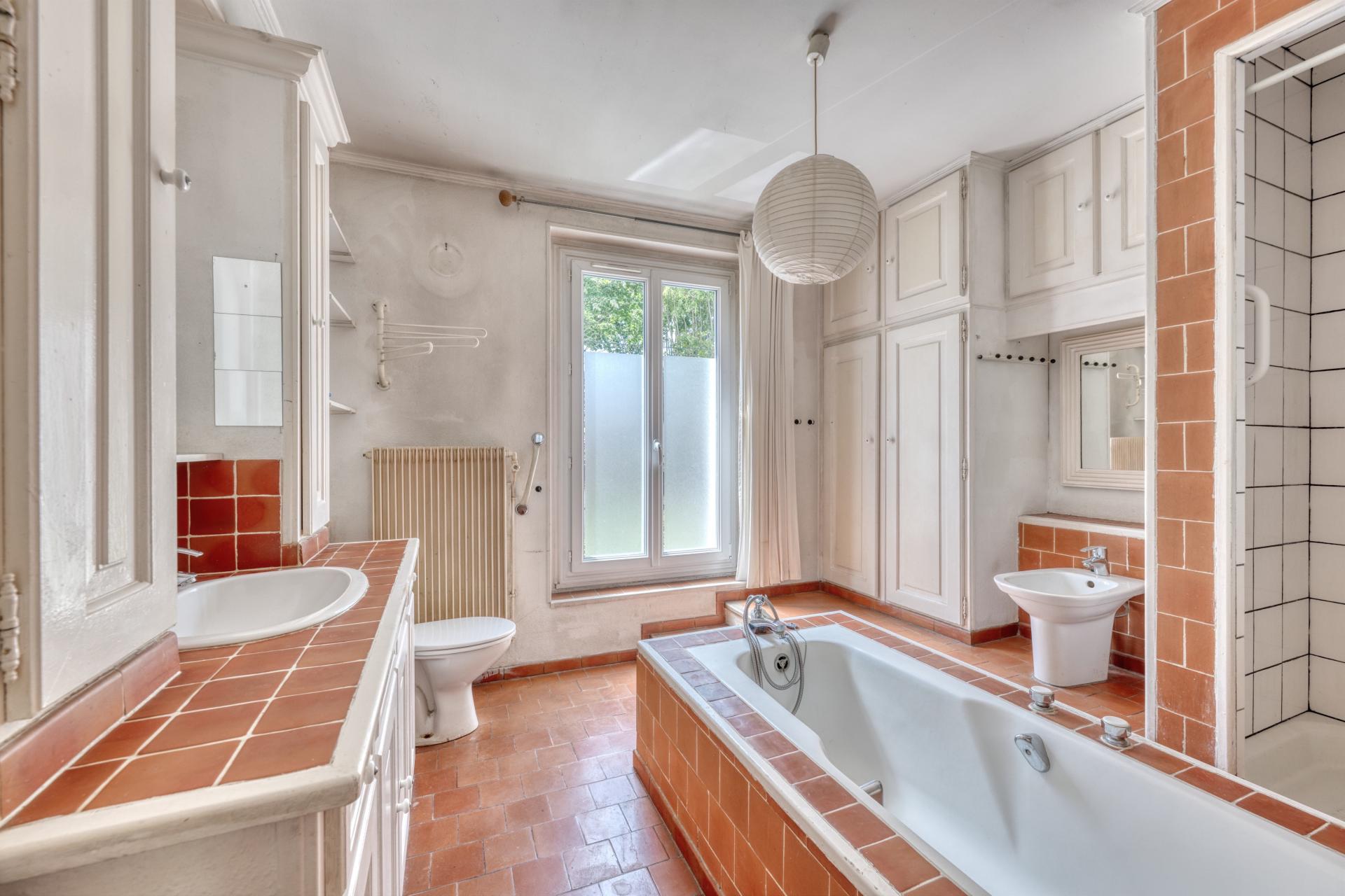 Photo 8 of the listing.