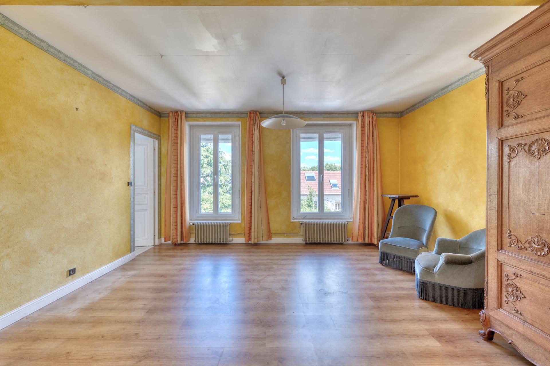 Photo 10 of the listing.