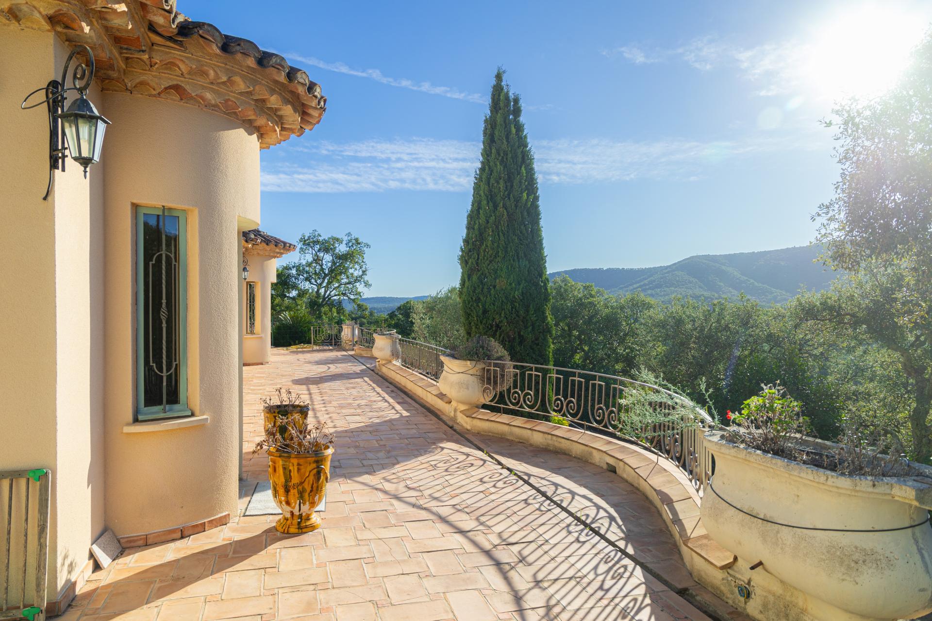 Photo 2 of the listing.