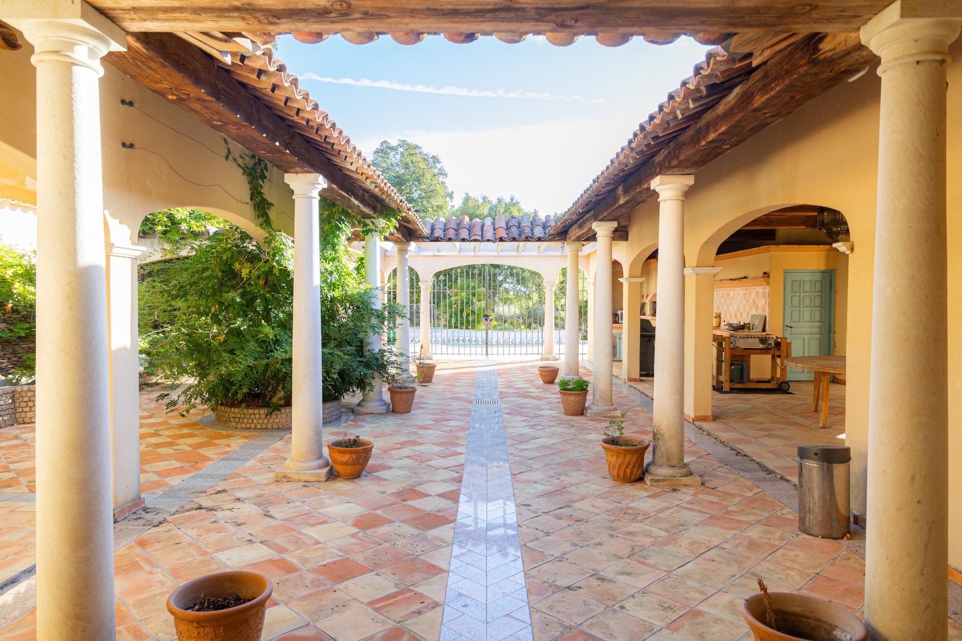 Photo 5 of the listing.