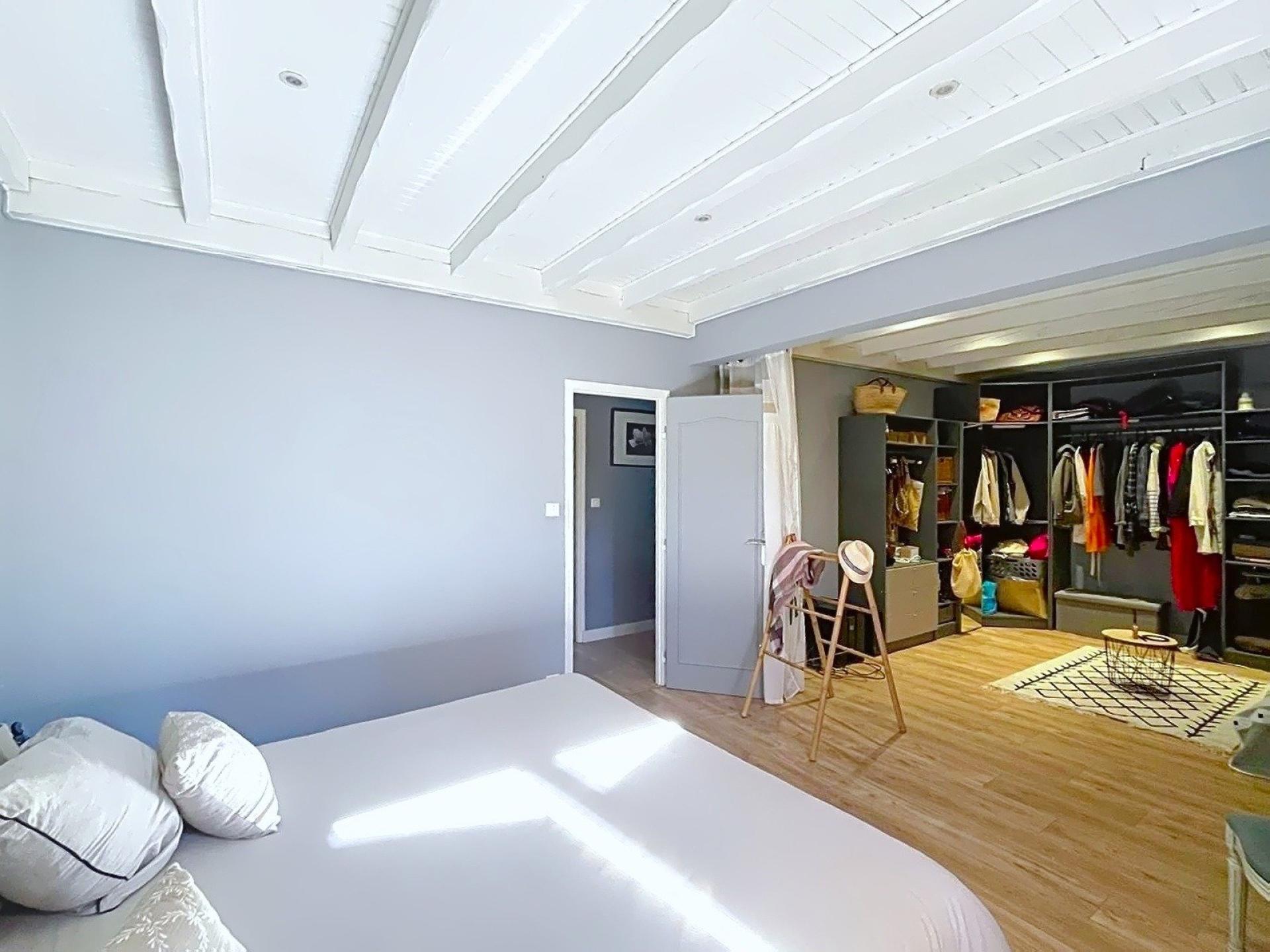 Photo 5 of the listing.