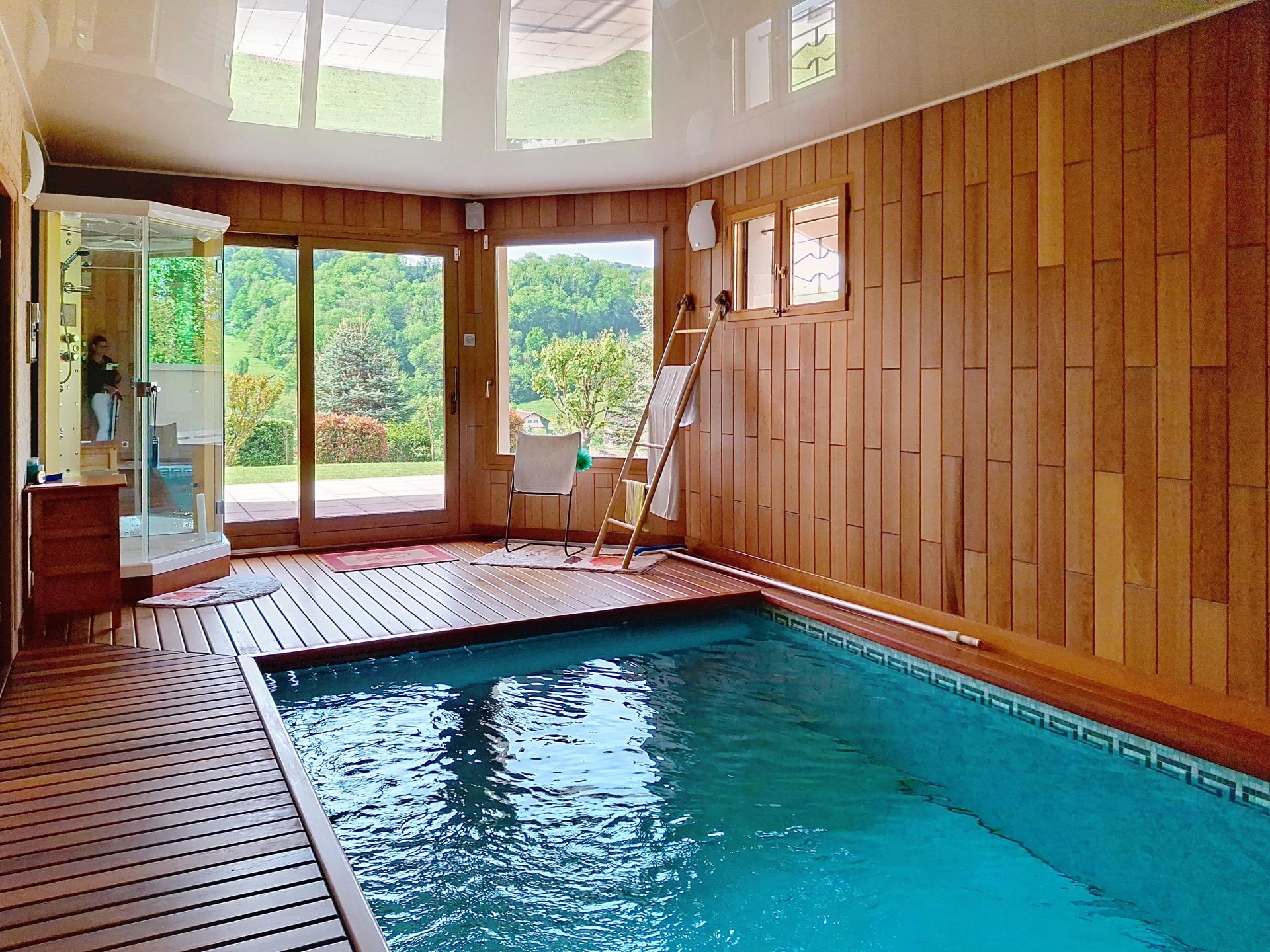 Photo 2 of the listing.