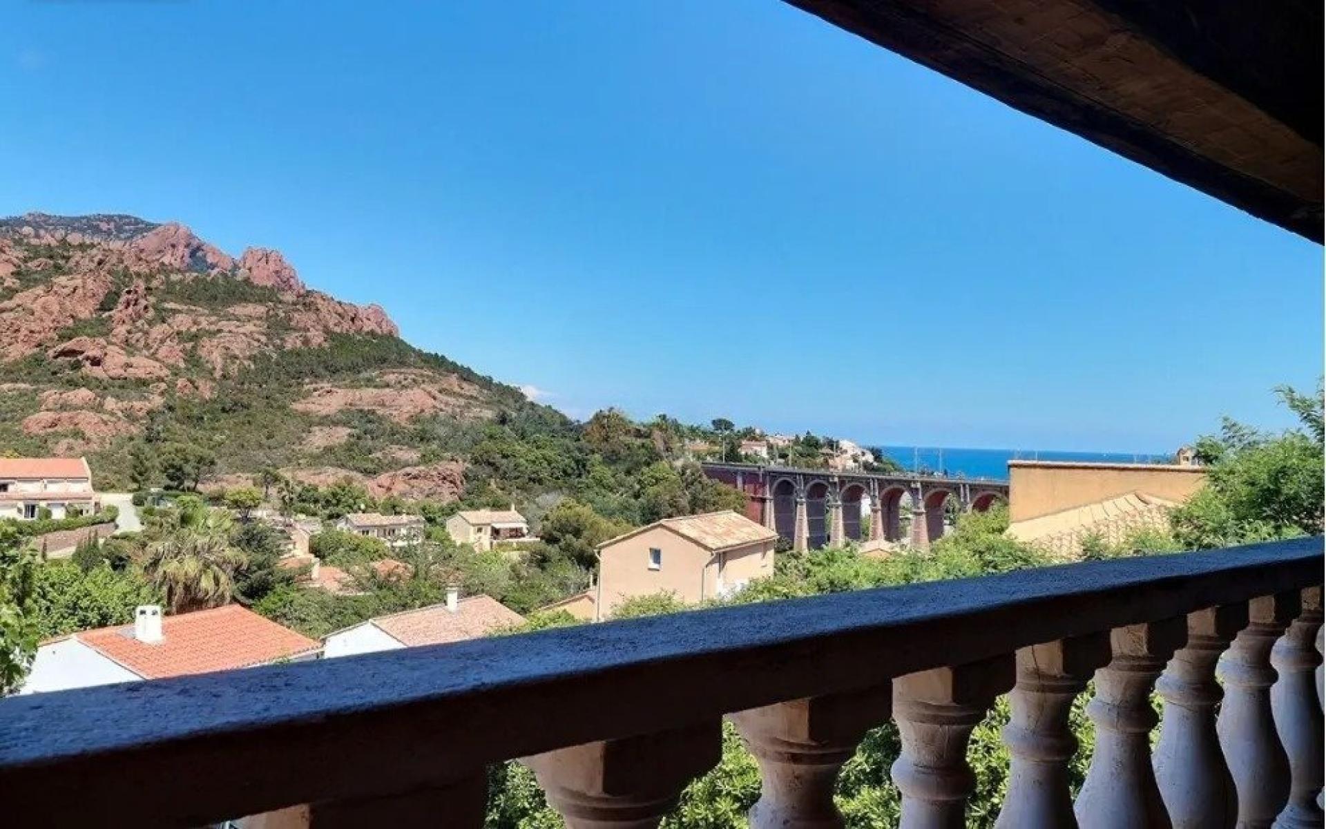 Photo 4 of the listing.