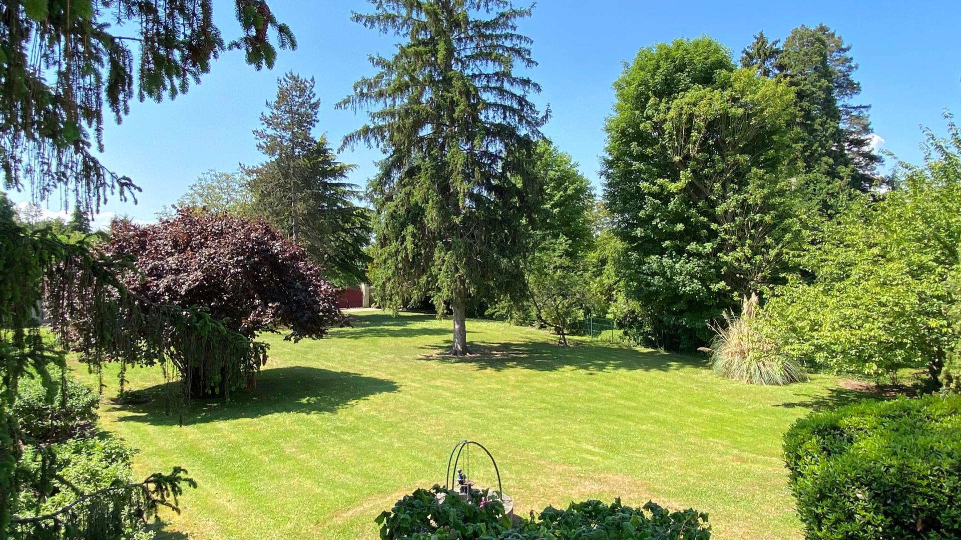 Photo 2 of the listing.