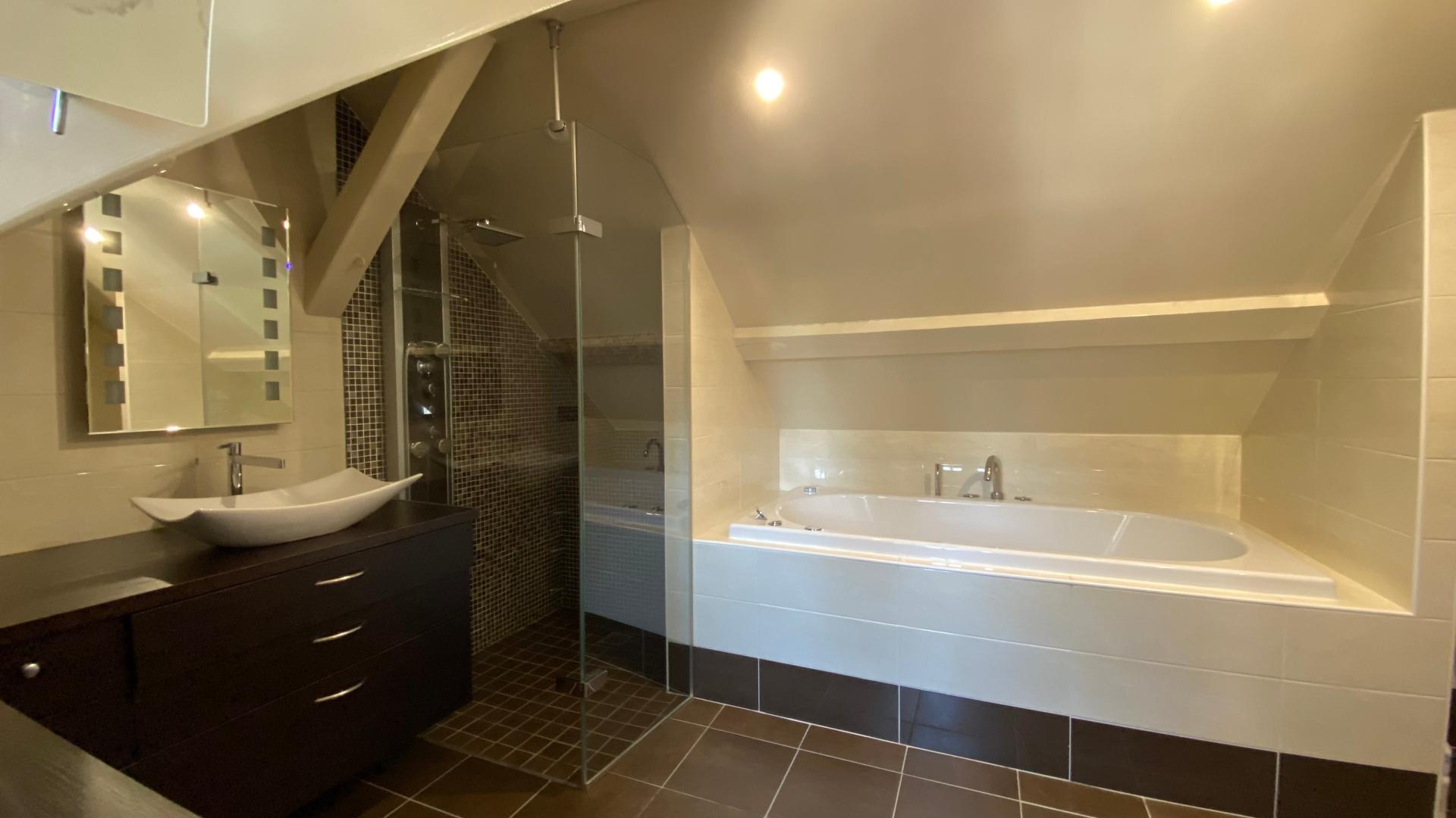 Photo 7 of the listing.