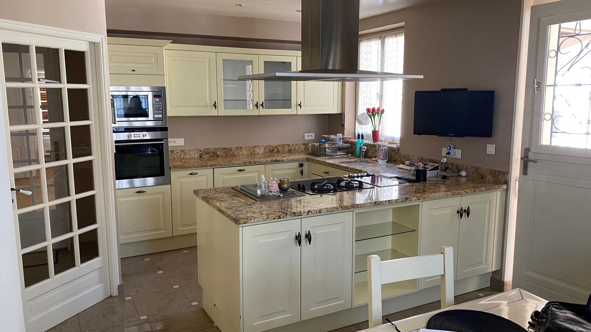 Photo 6 of the listing.