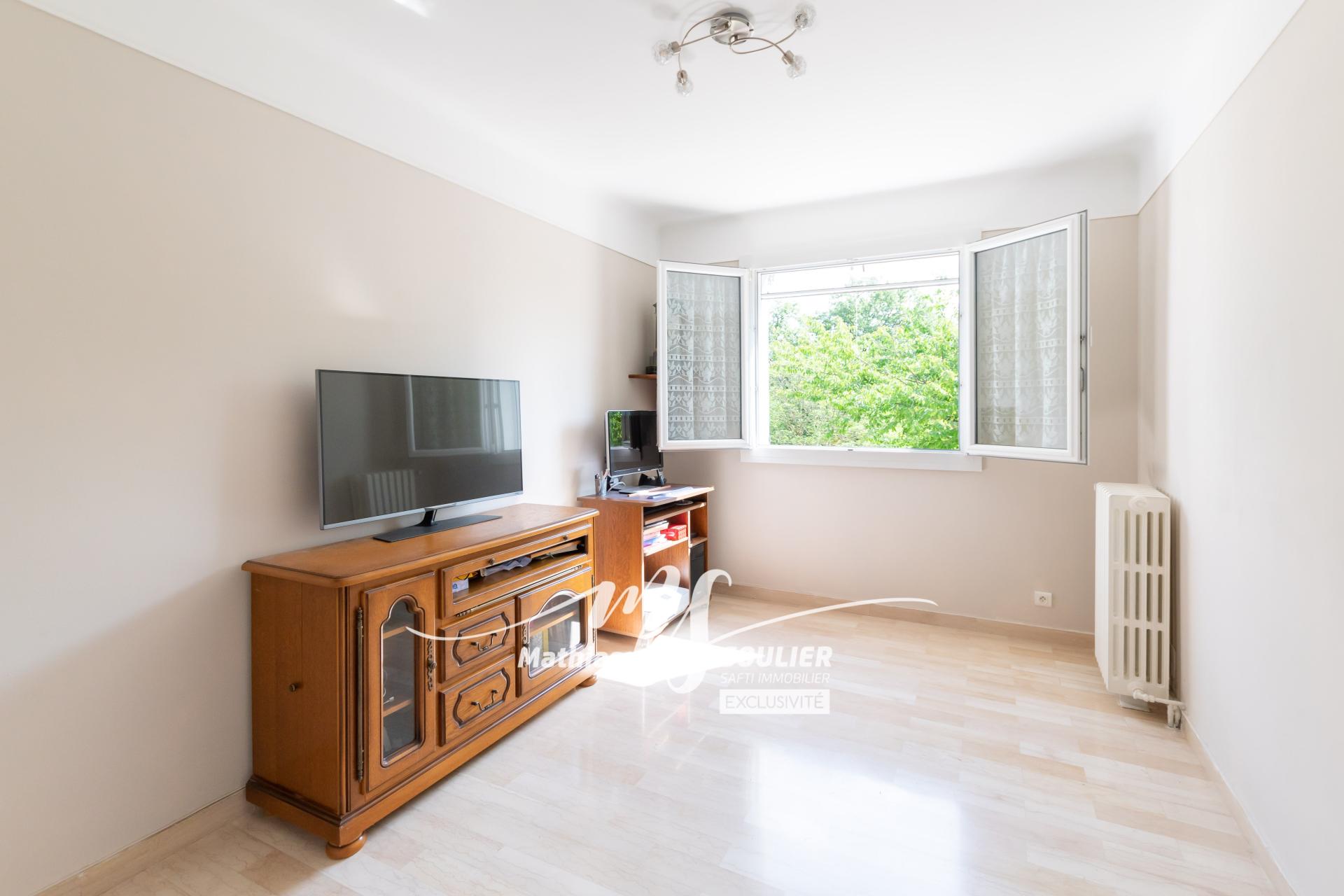 Photo 14 of the listing.