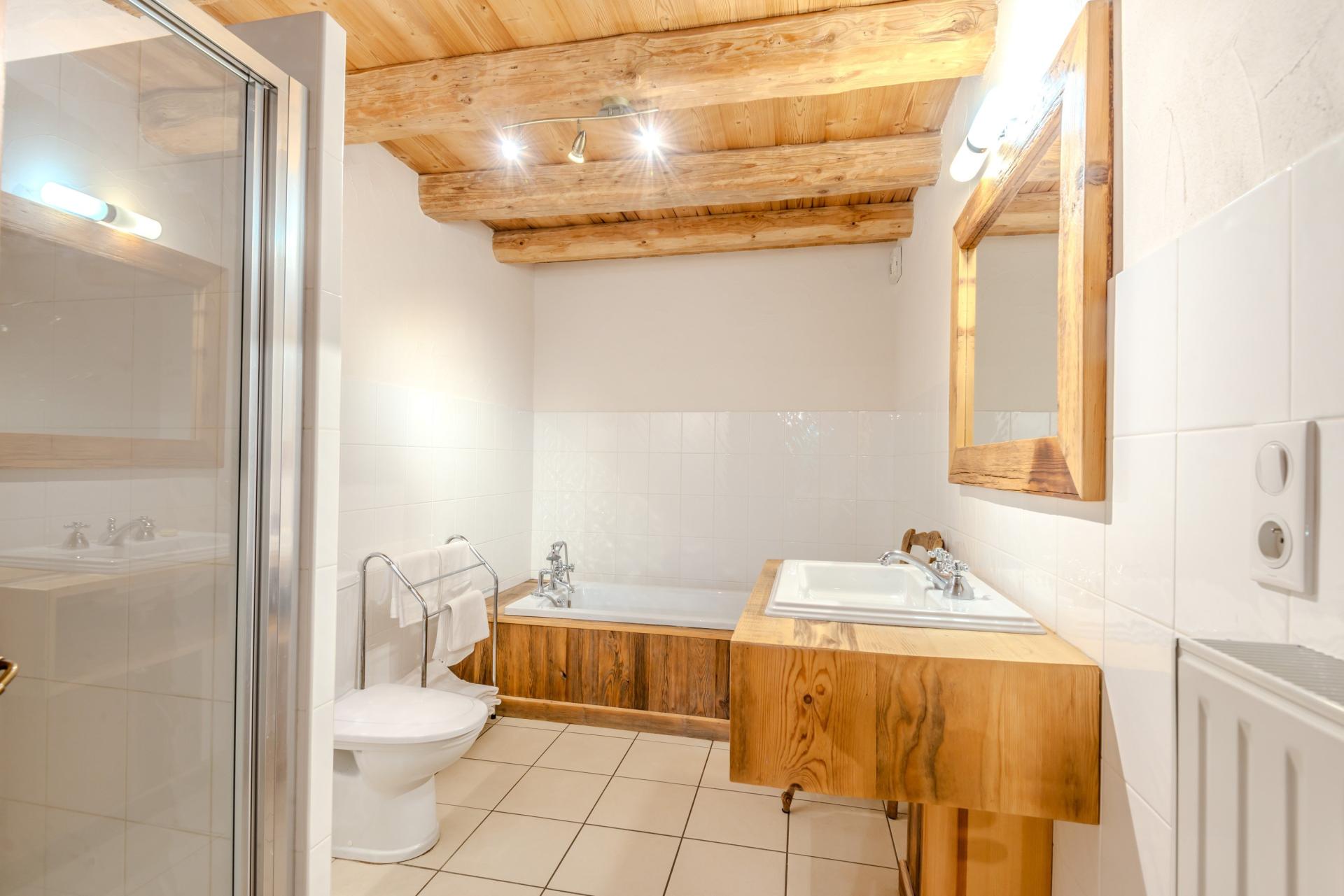 Photo 5 of the listing.