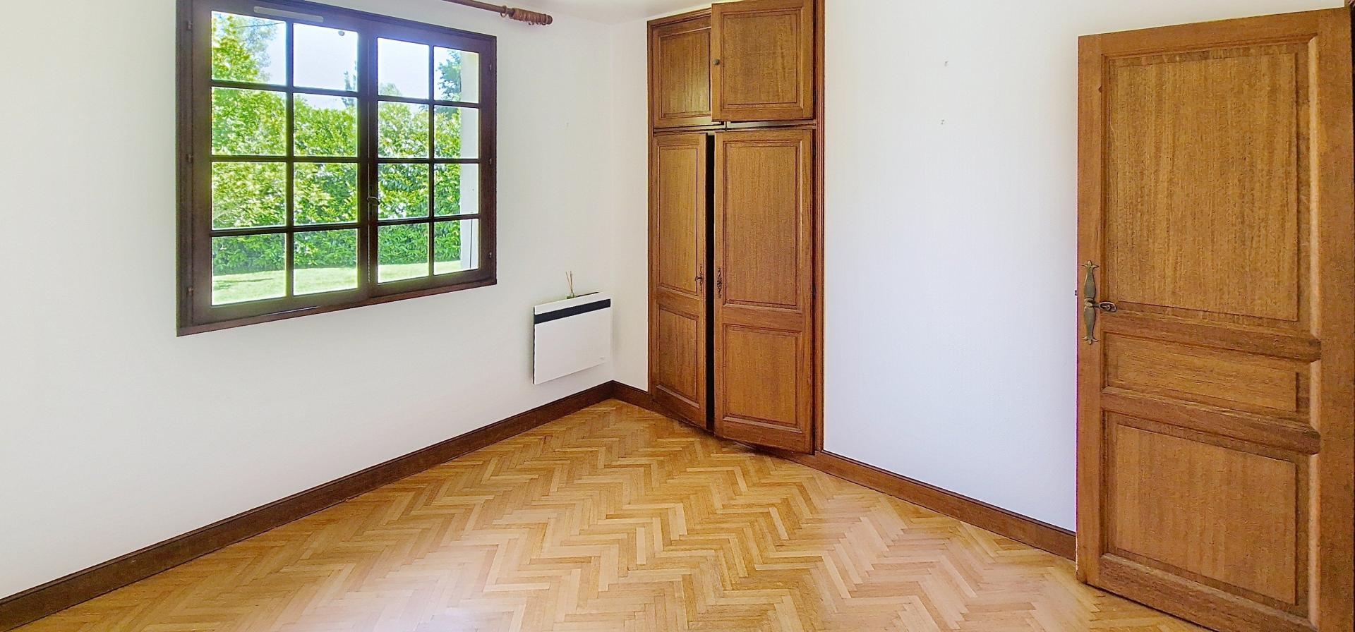 Photo 11 of the listing.