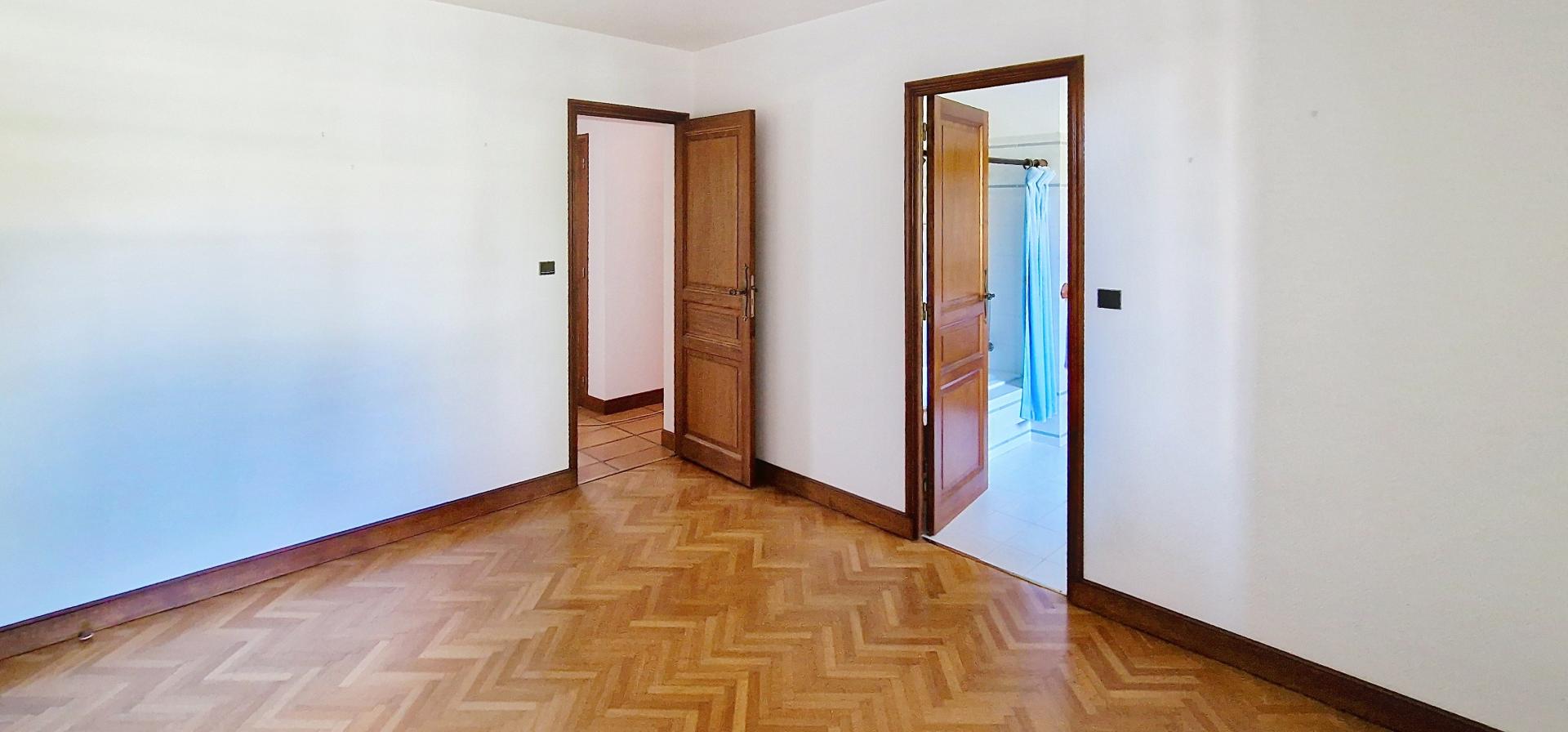 Photo 10 of the listing.