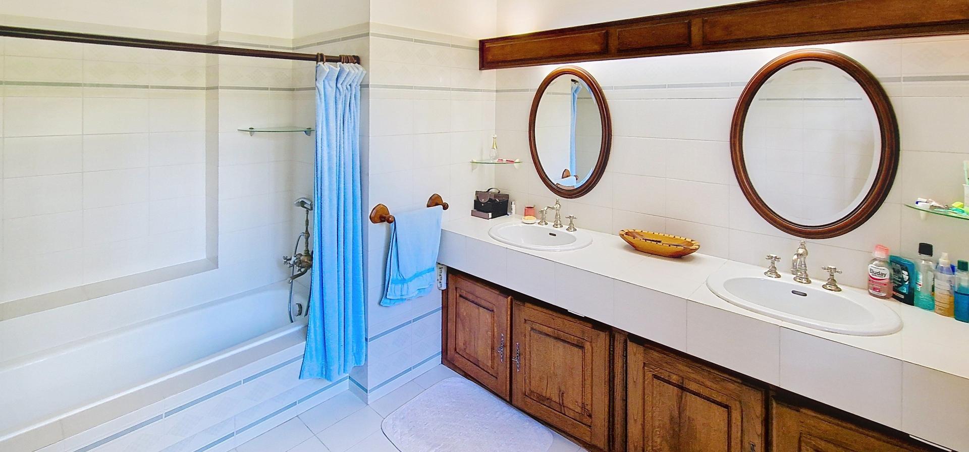 Photo 8 of the listing.